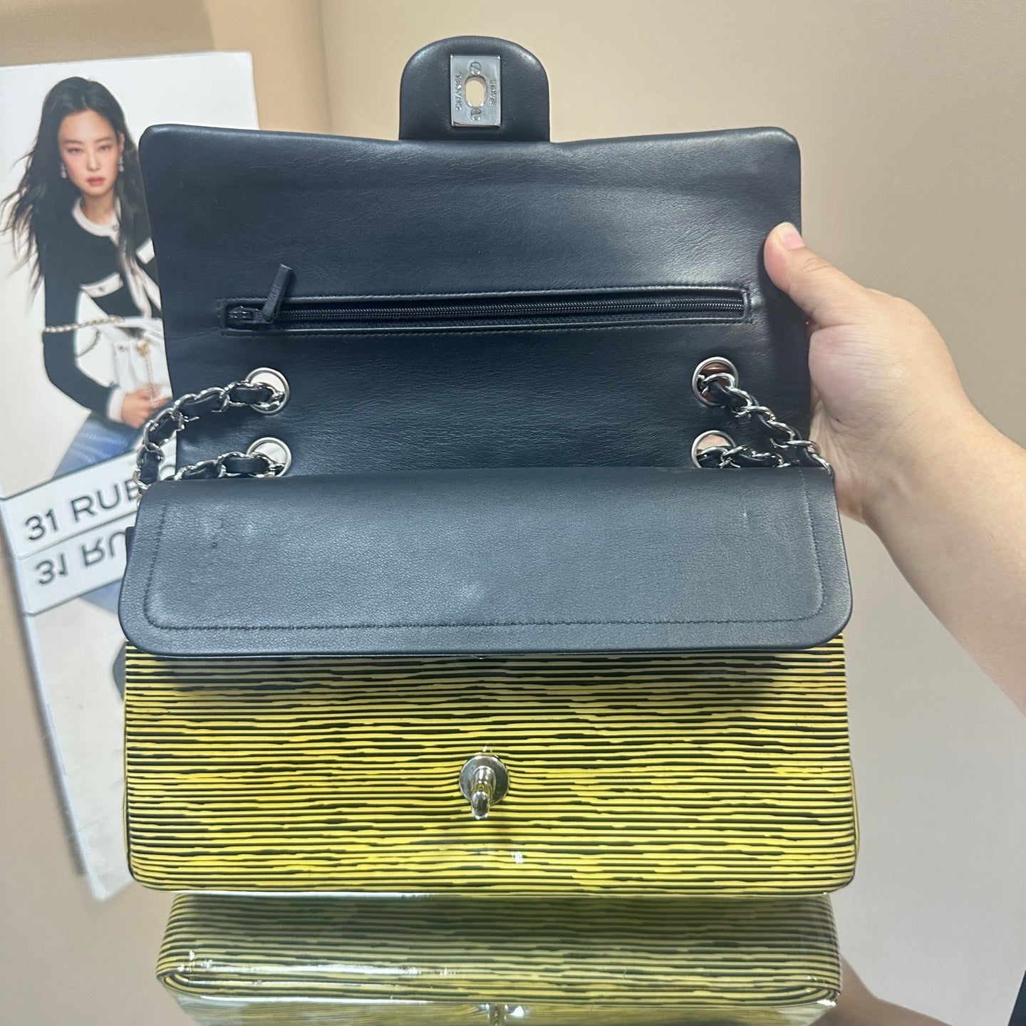 Chanel - Classic Flap Bag - Patent leather - Yellow - (medium)