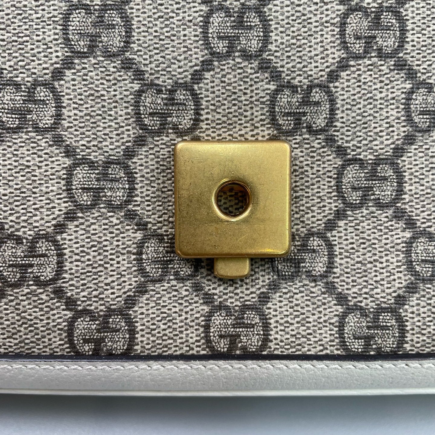 Gucci - Queen Margaret Bee Messenger Bag - GG Supreme coated canvas with grained leather trim - Beige and White with Red/Green Web Stripe - (medium)