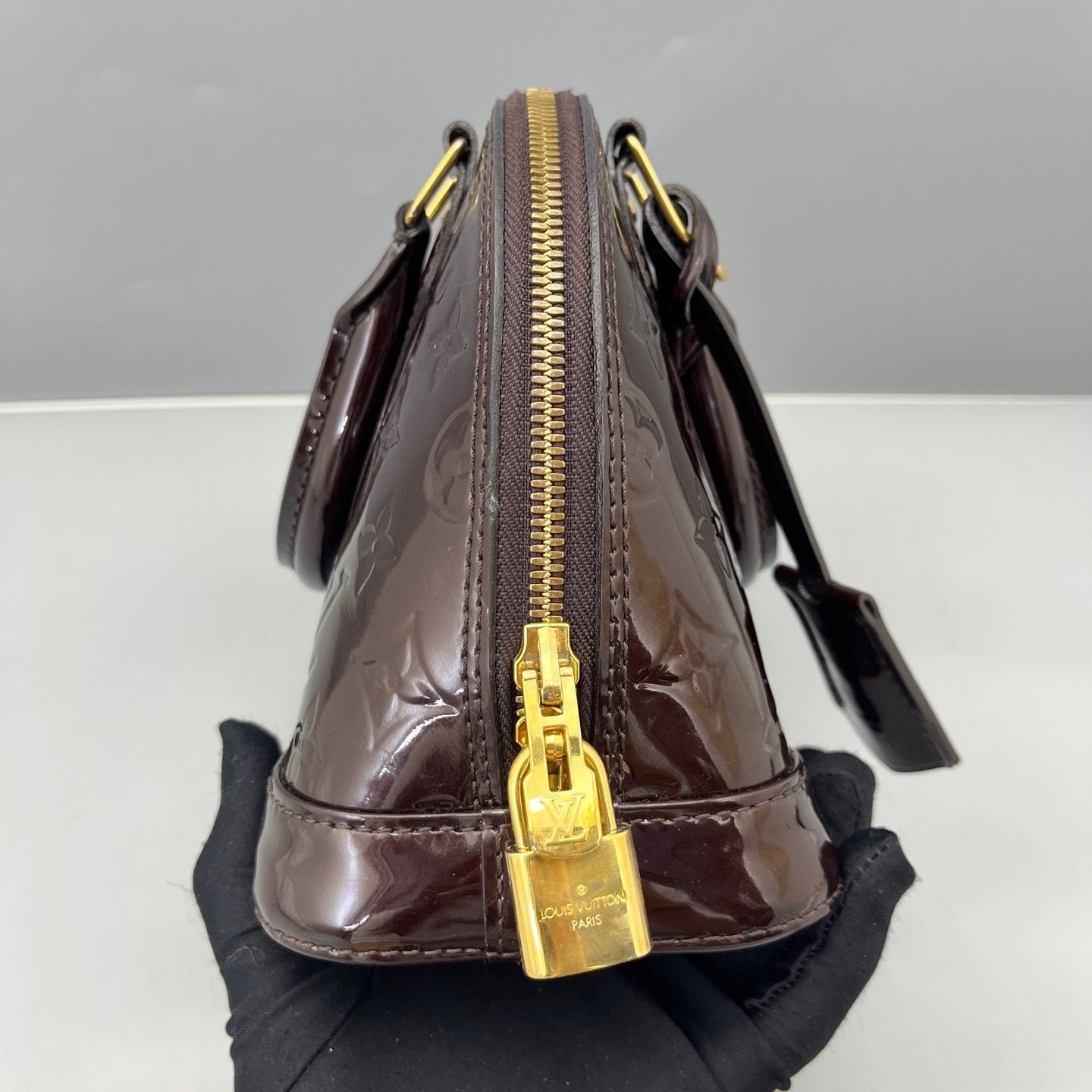 Louis Vuitton - Alma BB - Vernis patent leather with embossed monogram - Black Cherry - (Mini)
