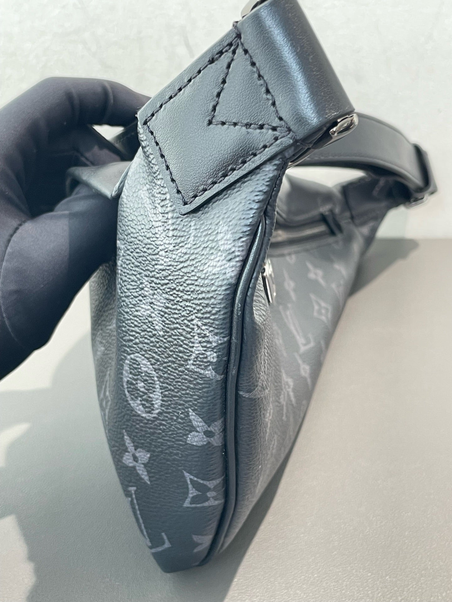 Louis Vuitton - Discovery Bum Bag - Monogram Eclipse coated canvas with leather trim - Black - (Medium)