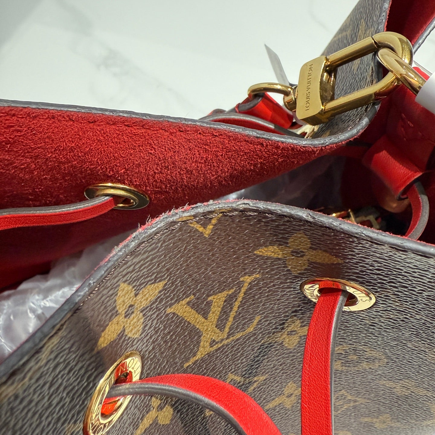 Louis Vuitton - NeoNoe MM - Monogram coated canvas with leather trim - Brown and Red - (medium)