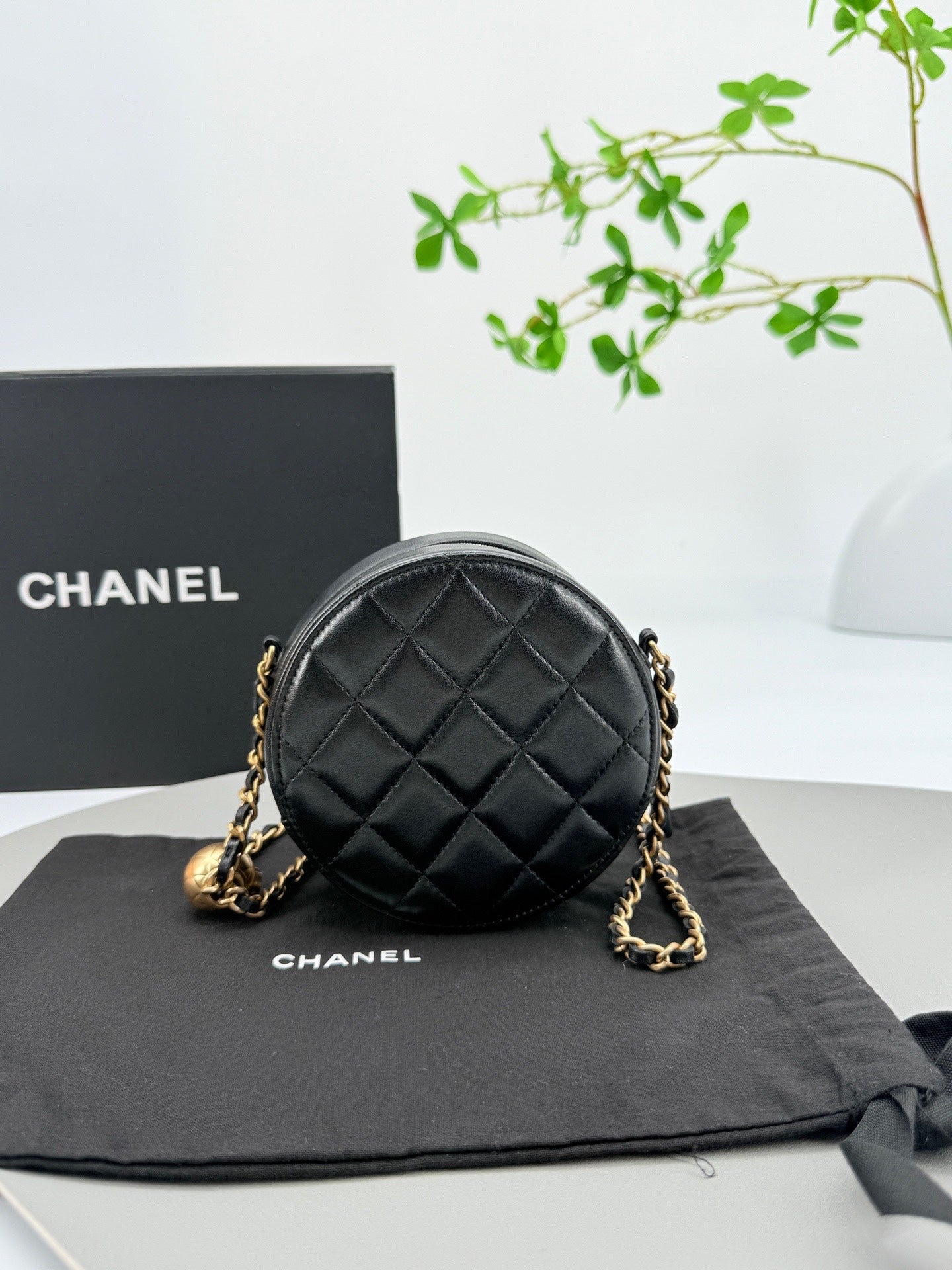 Chanel - Round Chain Bag with Adjustable Ball - Lambskin leather - Black - (mini)