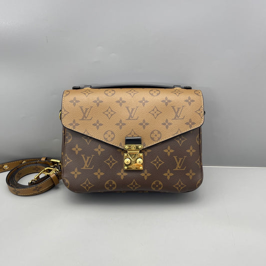 Louis Vuitton - Pochette Metis Monogram Reverse - Monogram coated canvas with leather trim - Brown and Beige - (Medium)
