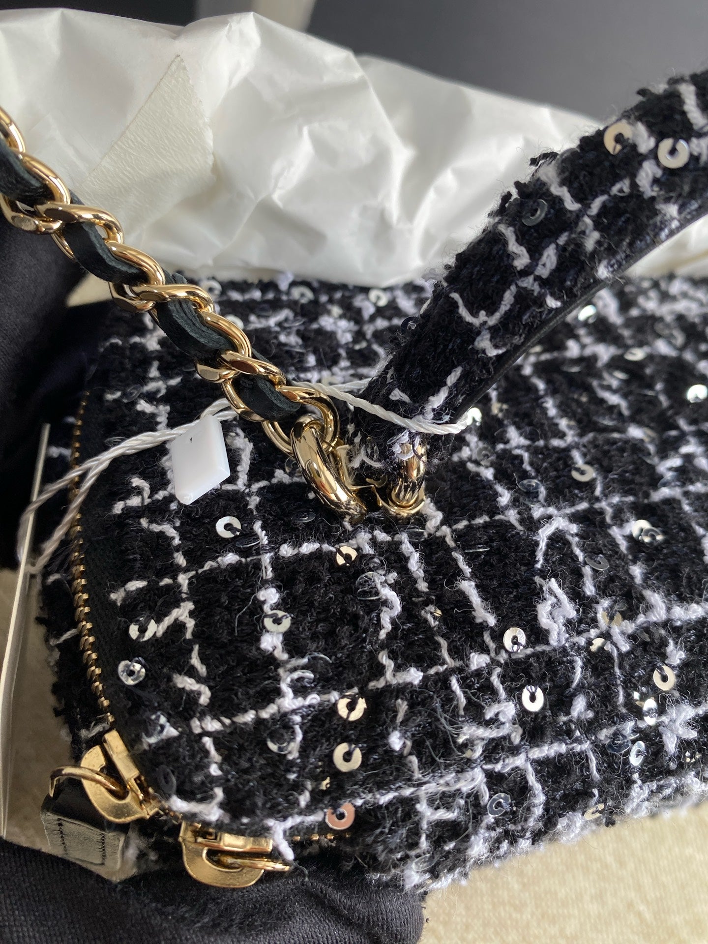 Chanel - Tweed Sequin Cosmetic Box Bag - Tweed and lambskin leather with sequins - Black and White with Gold-Tone Hardware - (mini)