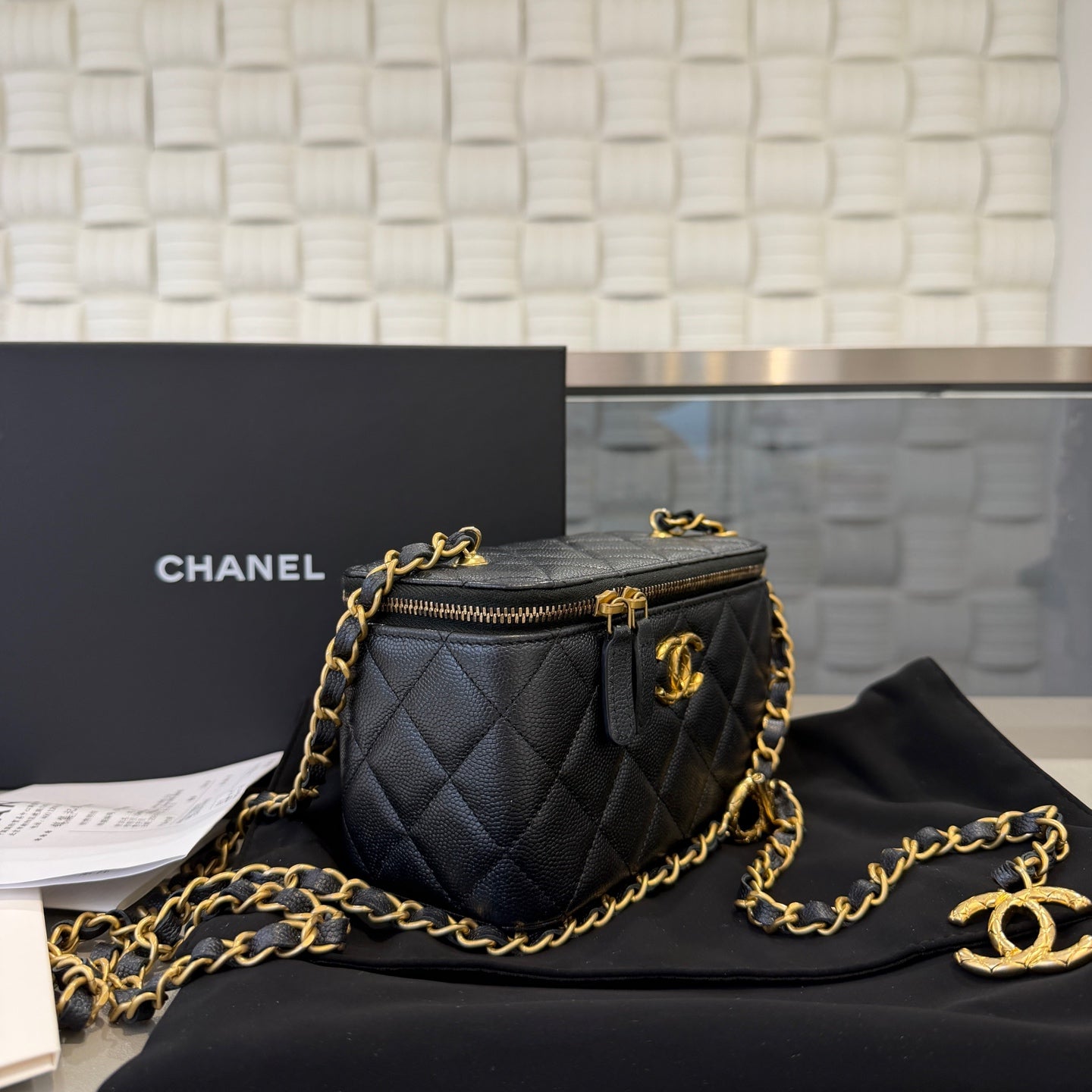 Chanel - 24S Small Quilted Vanity Case - Pearlescent caviar leather - Black - (mini)