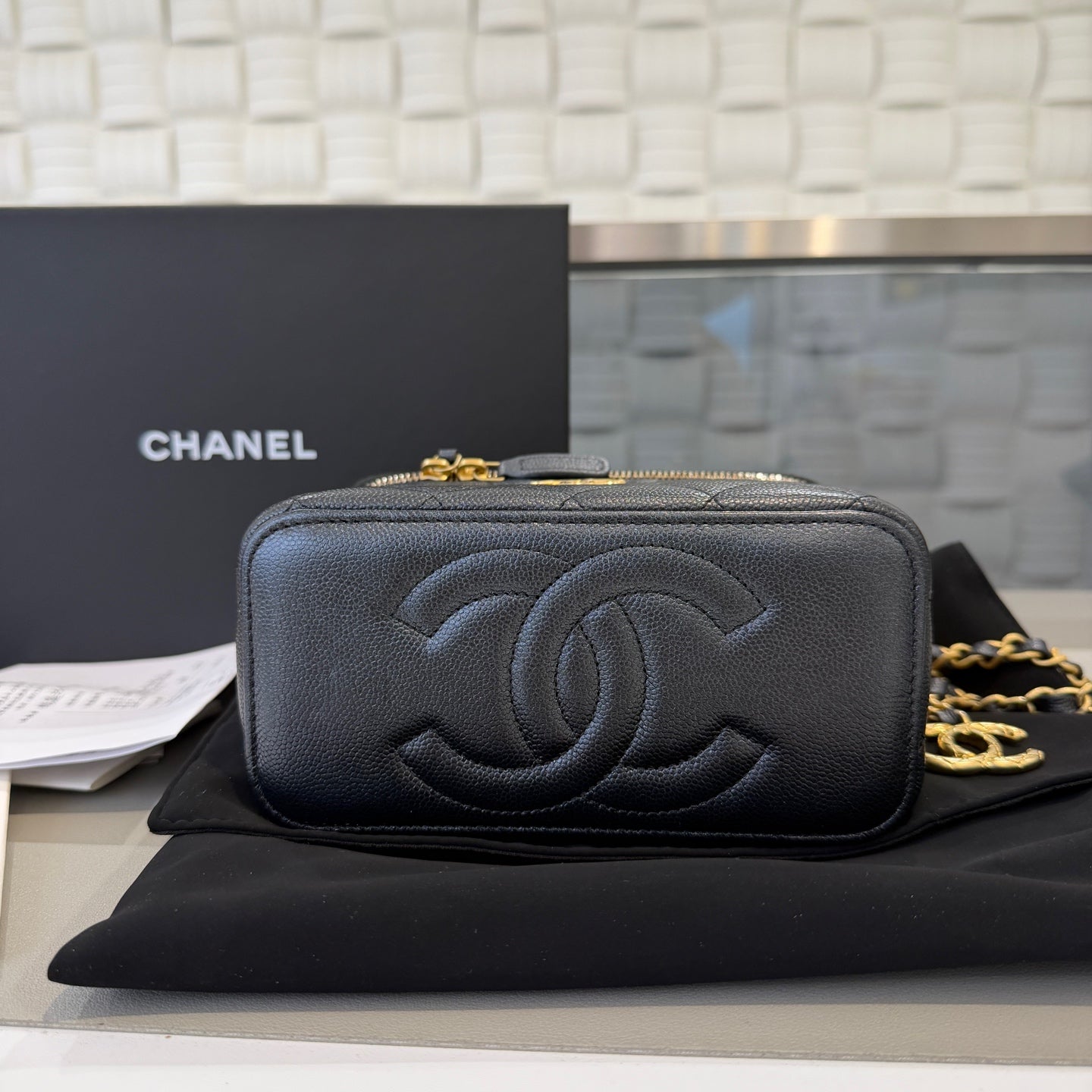 Chanel - 24S Small Quilted Vanity Case - Pearlescent caviar leather - Black - (mini)