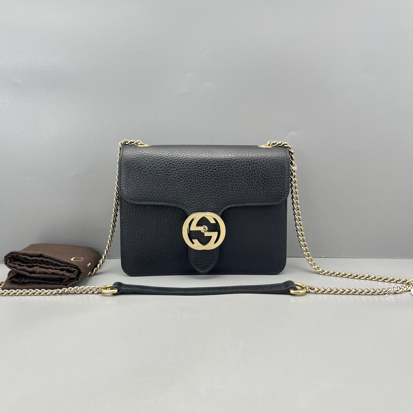 Gucci - Interlocking G Flap Shoulder Bag (Outlet Edition) - Grained leather - Black - (small)