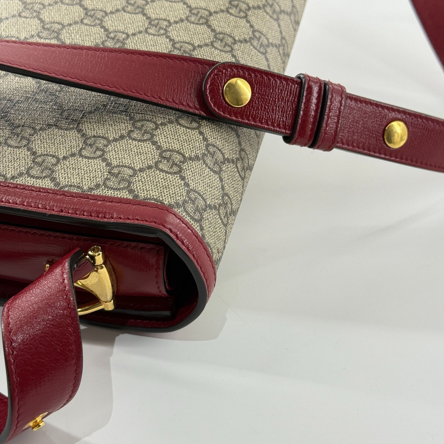 Gucci - 1955 Horsebit Medium Saddle Bag - GG Supreme coated canvas with leather trim - Multicolour (Beige/Brown and Red) - (medium)