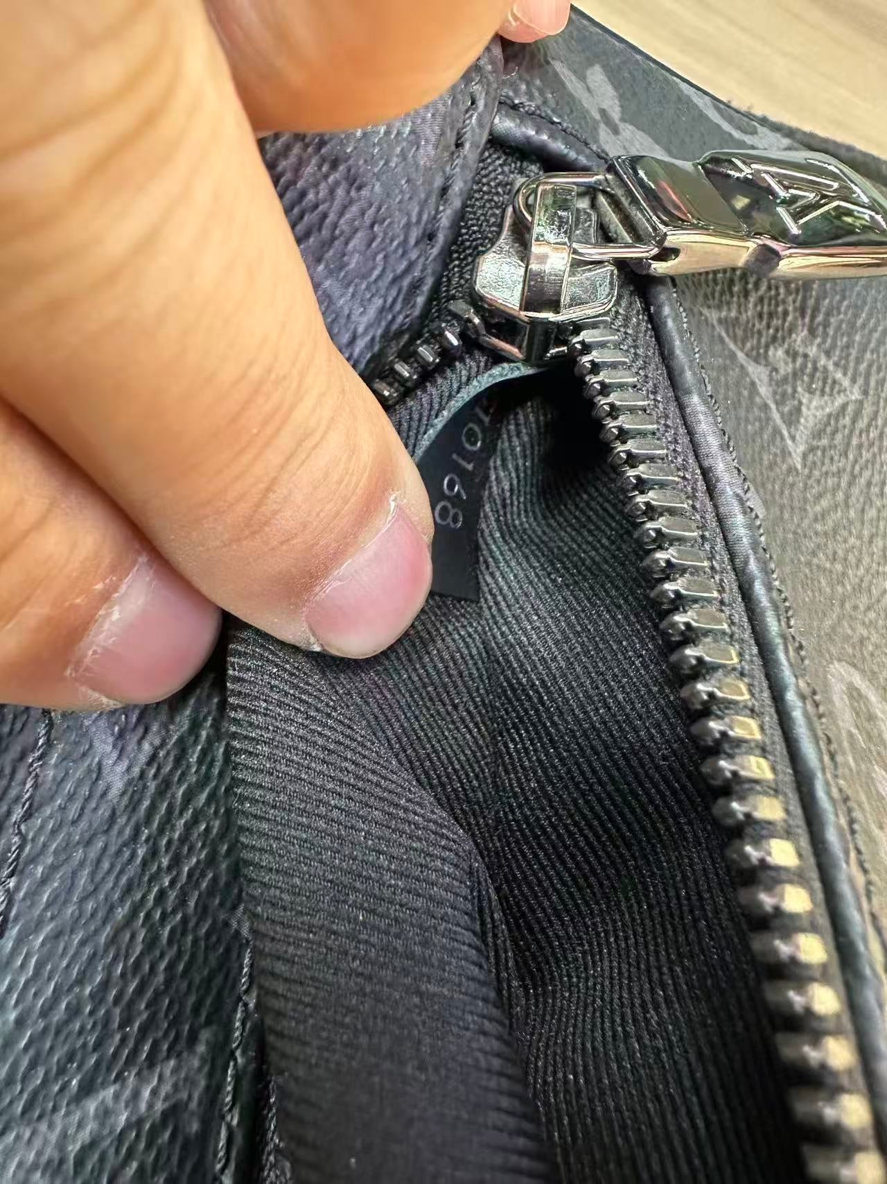 Louis Vuitton - Discovery Messenger Bag PM - Monogram Eclipse coated canvas - Black - (medium)