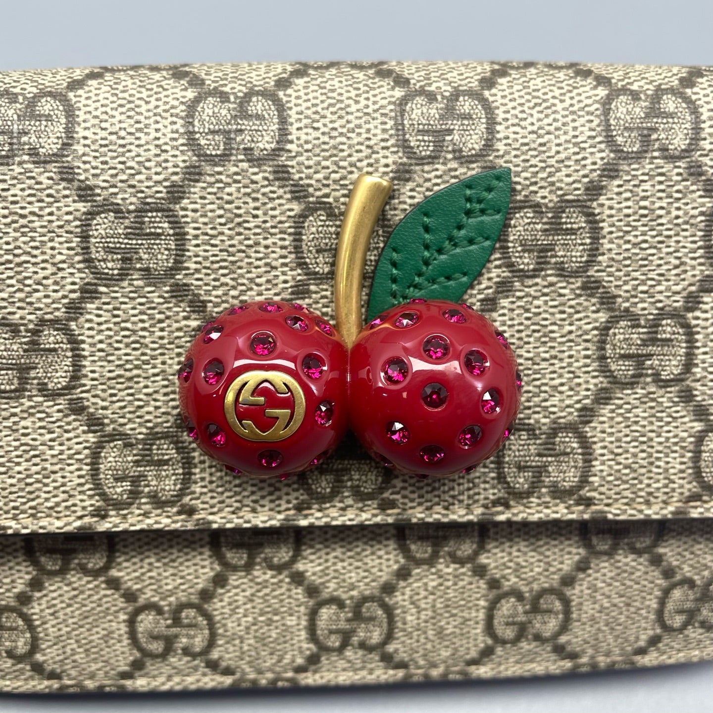 Gucci - GG Supreme Cherry Wallet on Chain - Coated canvas with leather trim - Beige with Red accents - (mini)