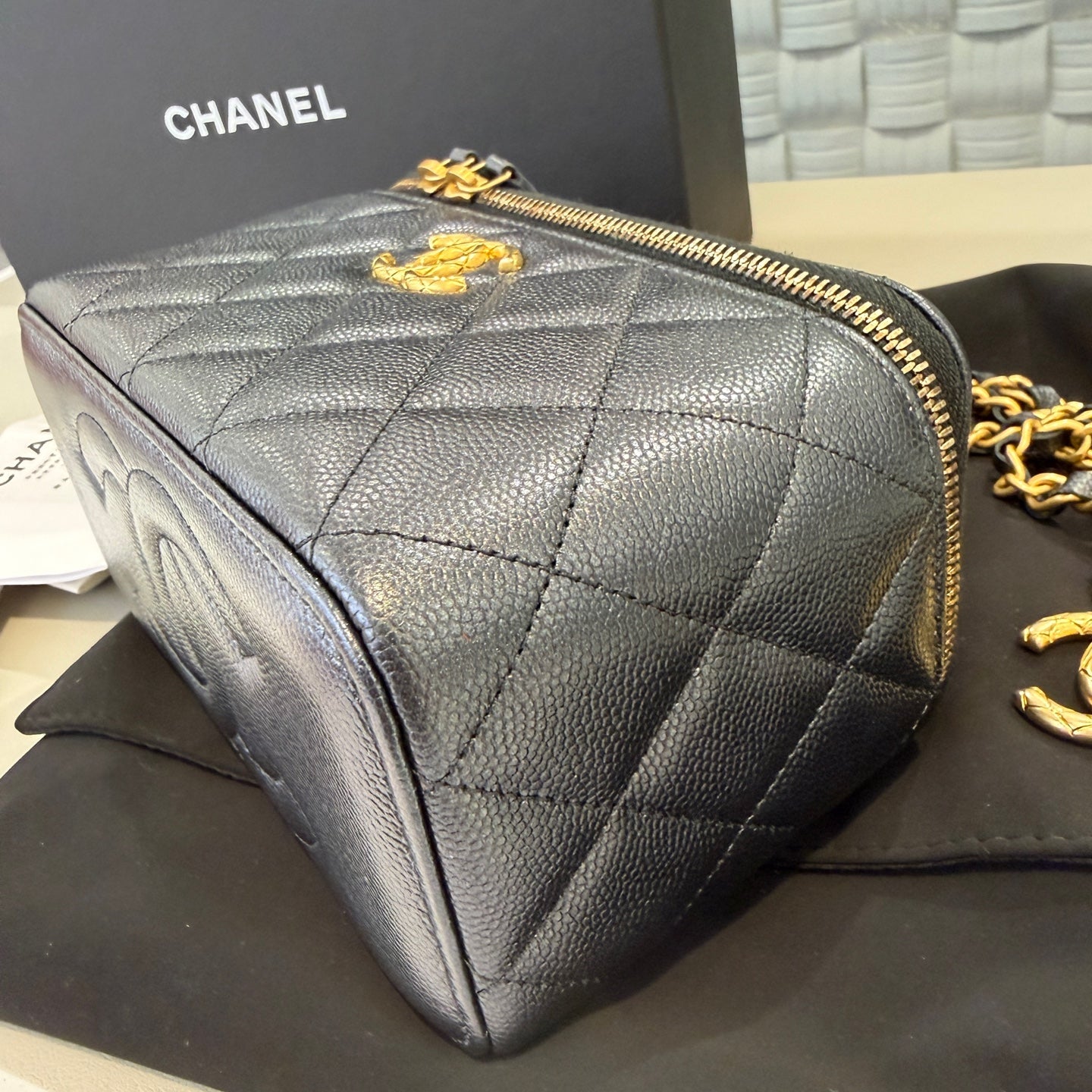 Chanel - 24S Small Quilted Vanity Case - Pearlescent caviar leather - Black - (mini)