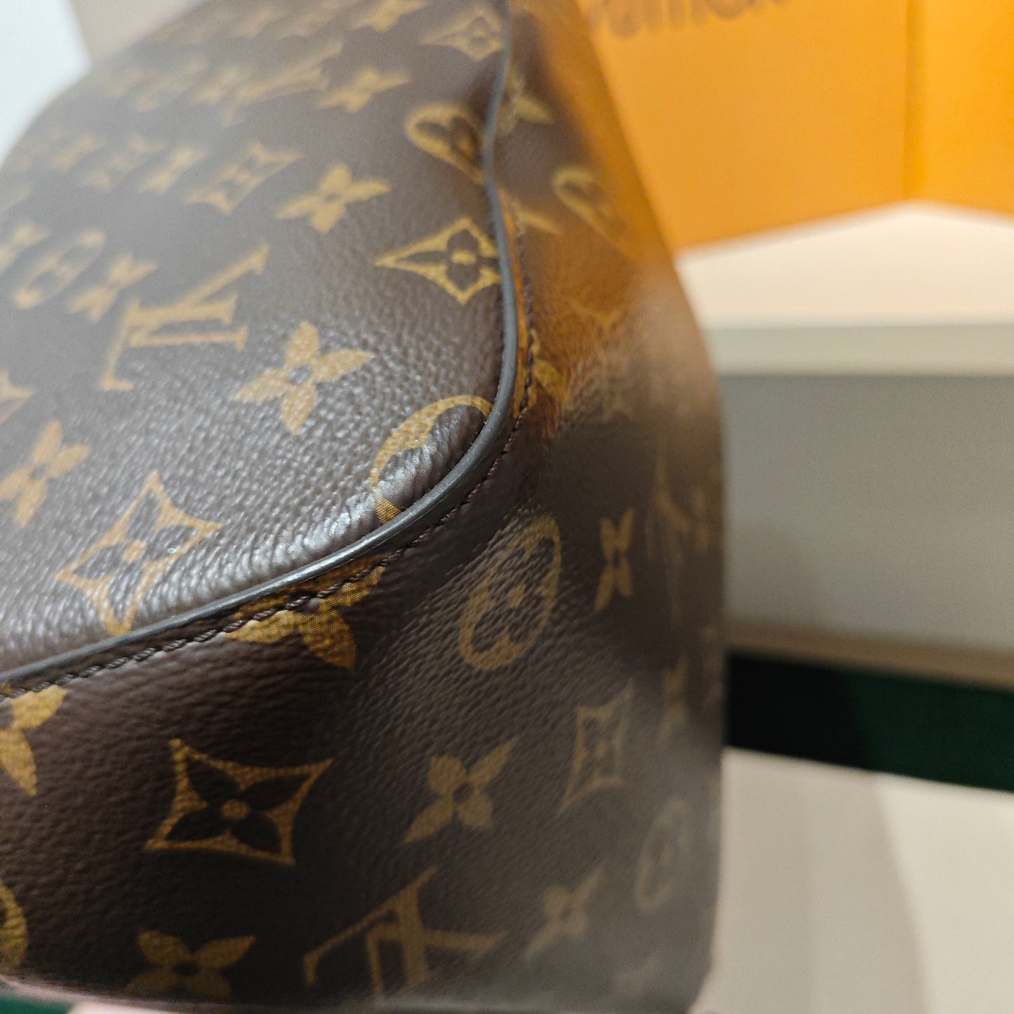 Louis Vuitton - NéoNoé MM - Monogram coated canvas with black cowhide leather trim - Brown and Black - (Medium)