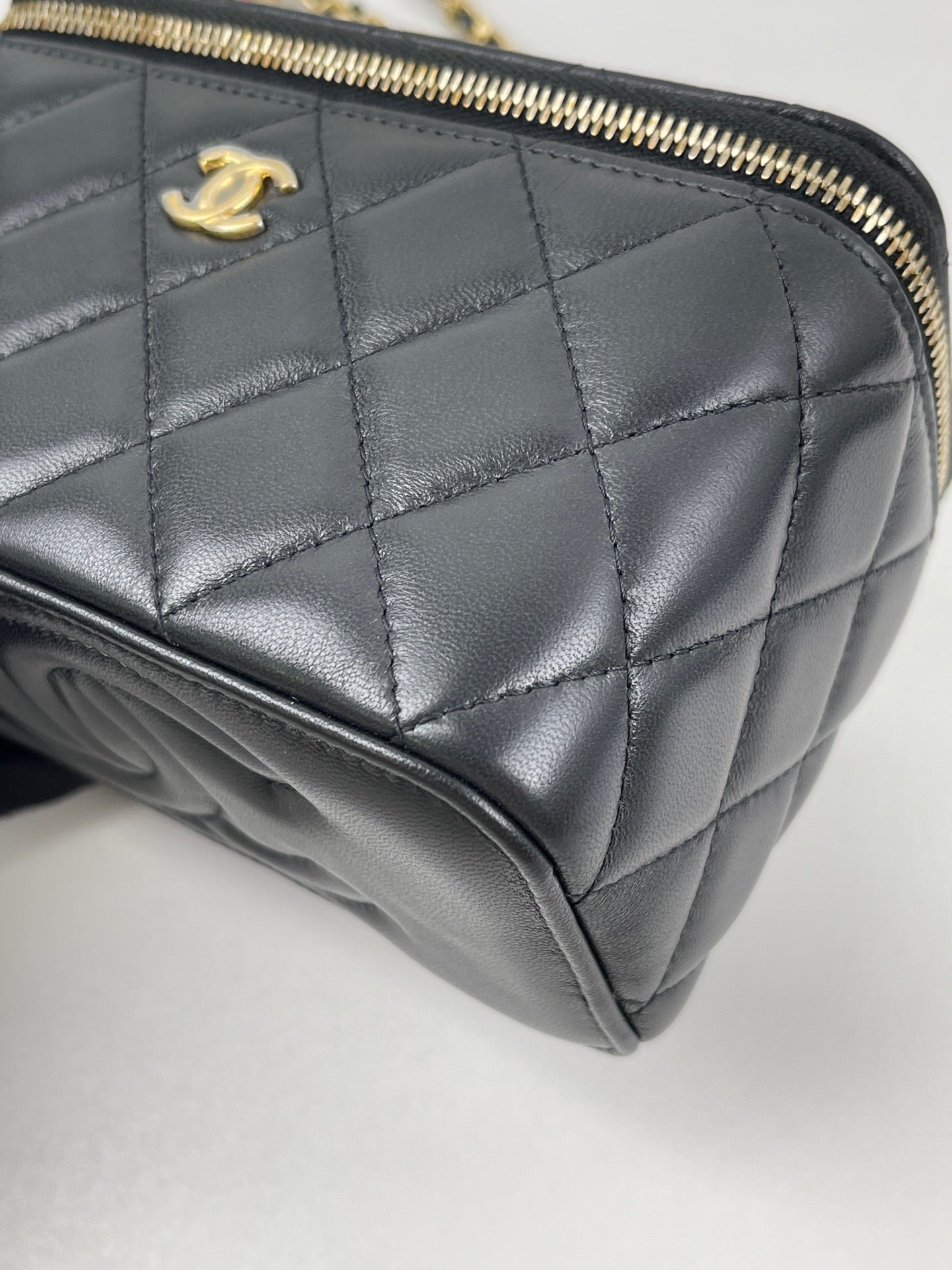 Chanel - Gold Ball Vanity Case - Lambskin leather - Black - (Mini)