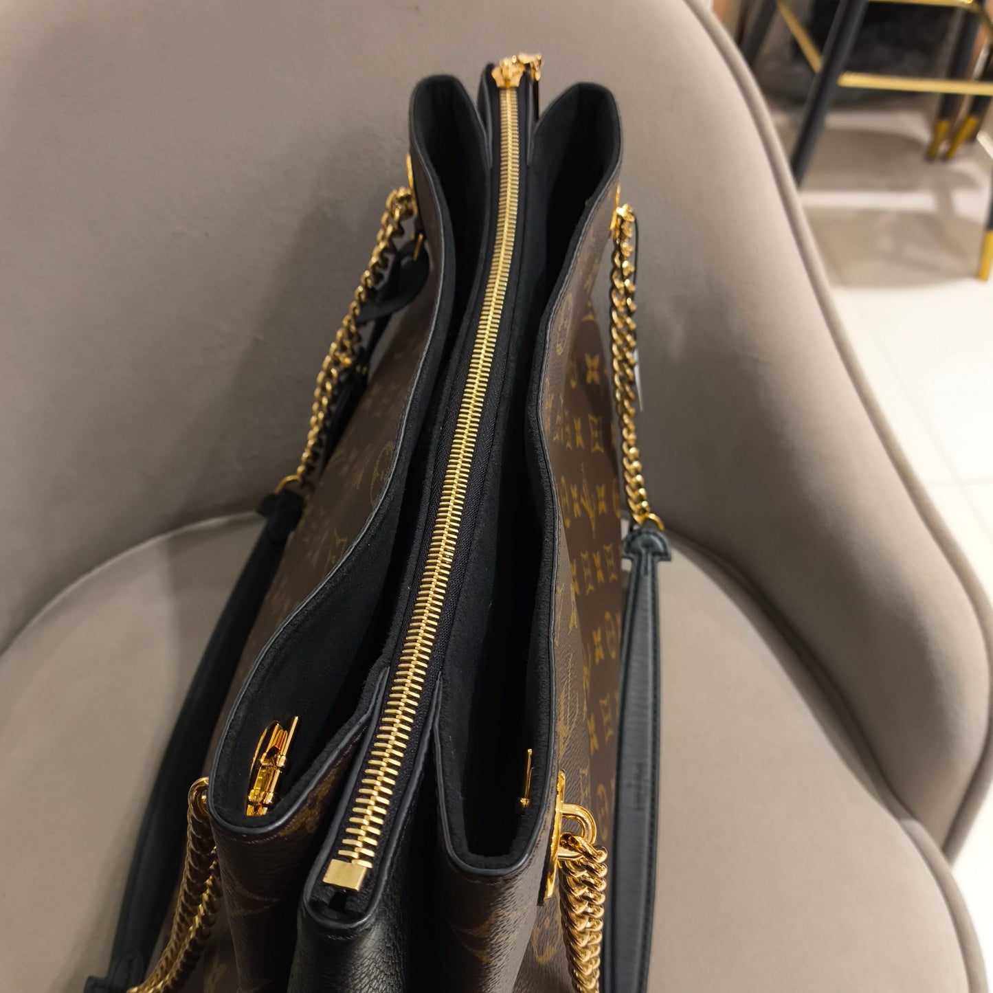 Louis Vuitton - Surene Medium - Monogram coated canvas with grained leather trim - Brown and Black with Gold-tone hardware - (Medium)