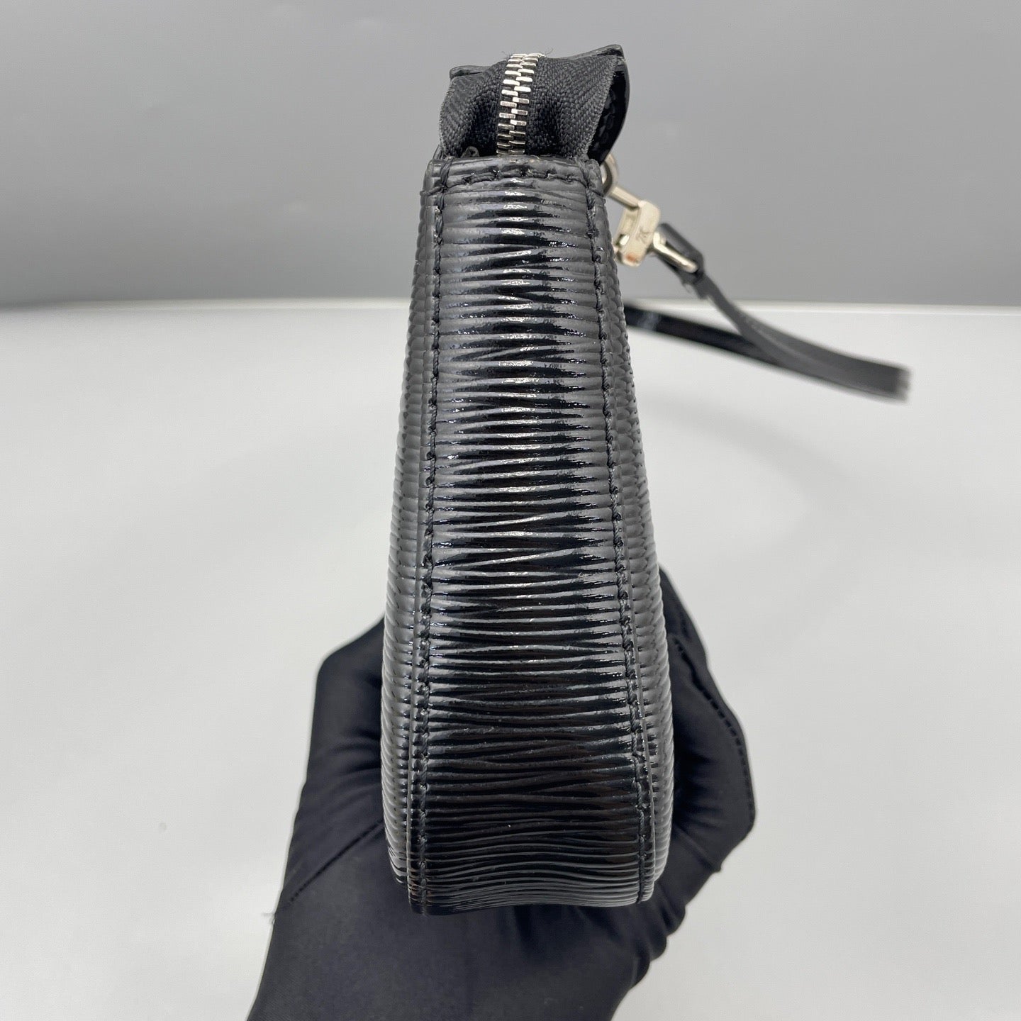 Louis Vuitton - Pochette Accessoires - Patent leather - Black - (mini)
