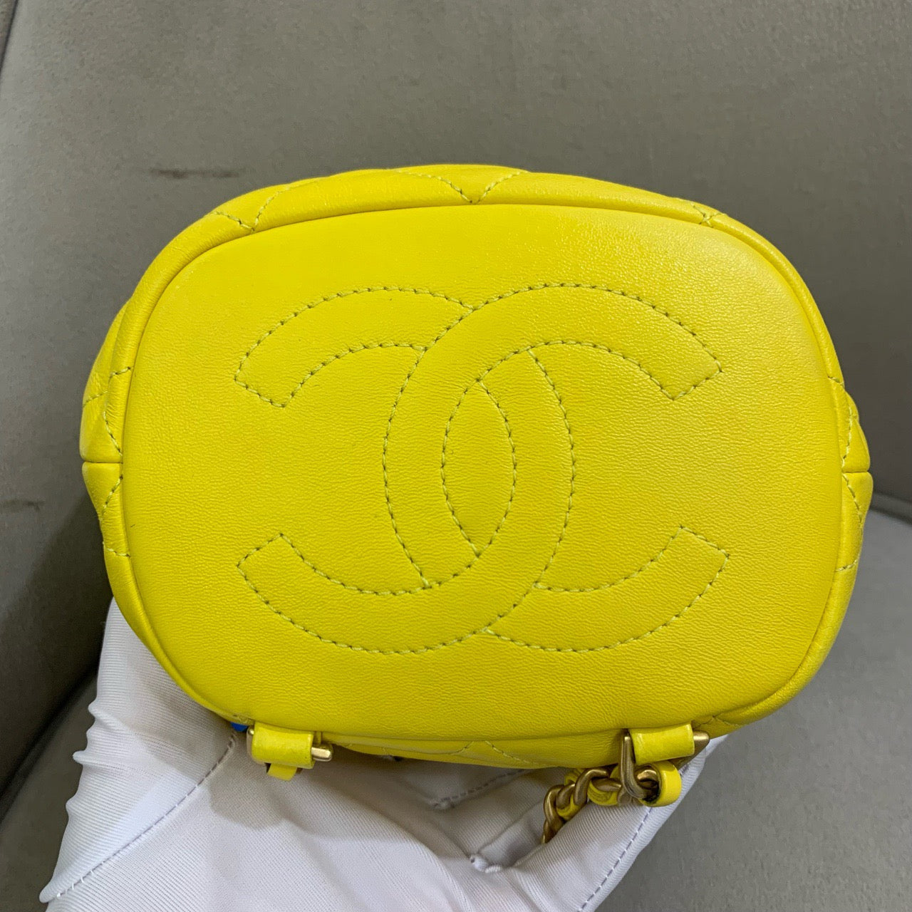 Chanel - 22S Series Mini Drawstring Bucket Backpack - Lambskin leather - Yellow - (mini)