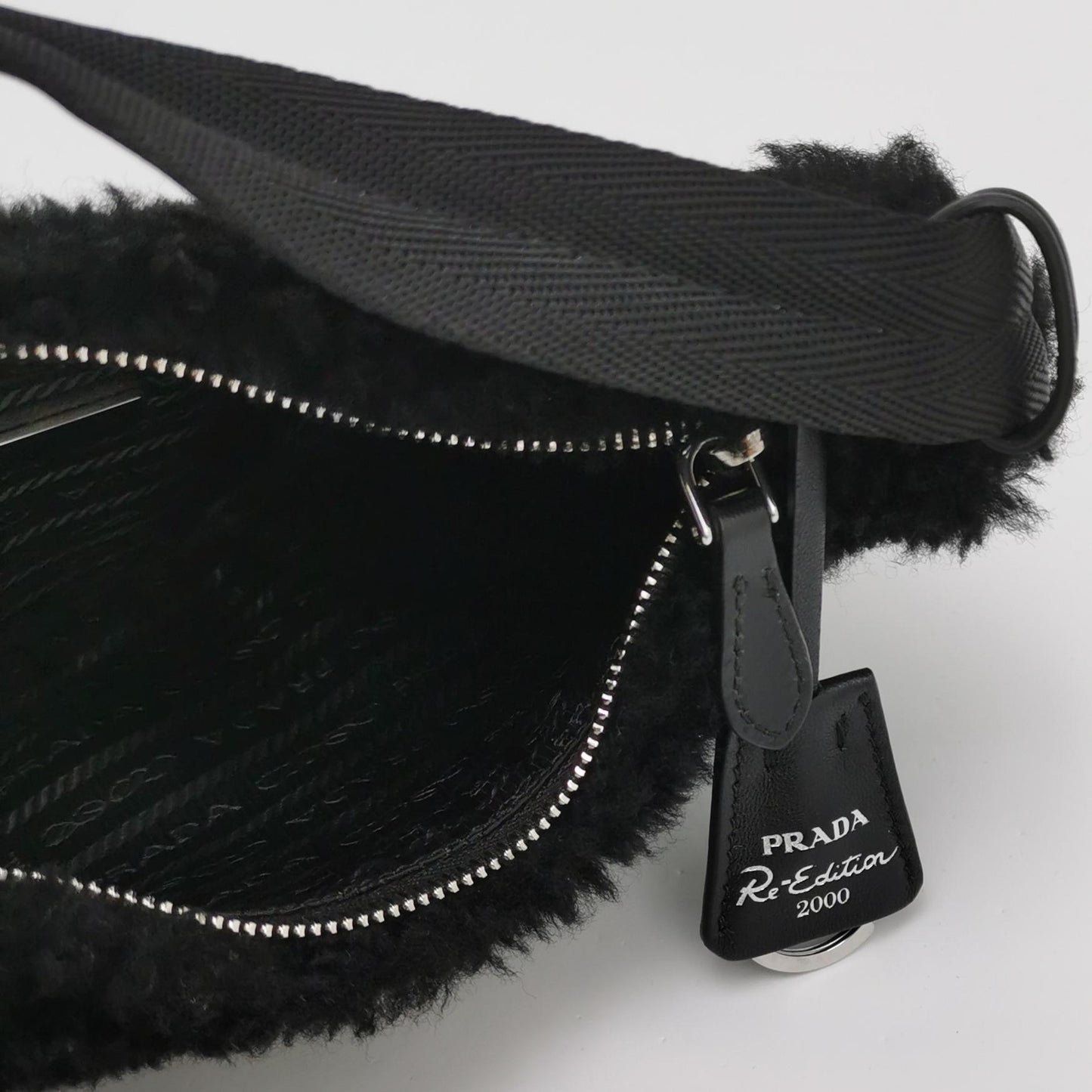 Prada - Re-Edition 2000 Shoulder Bag - Shearling wool - Black - (small)