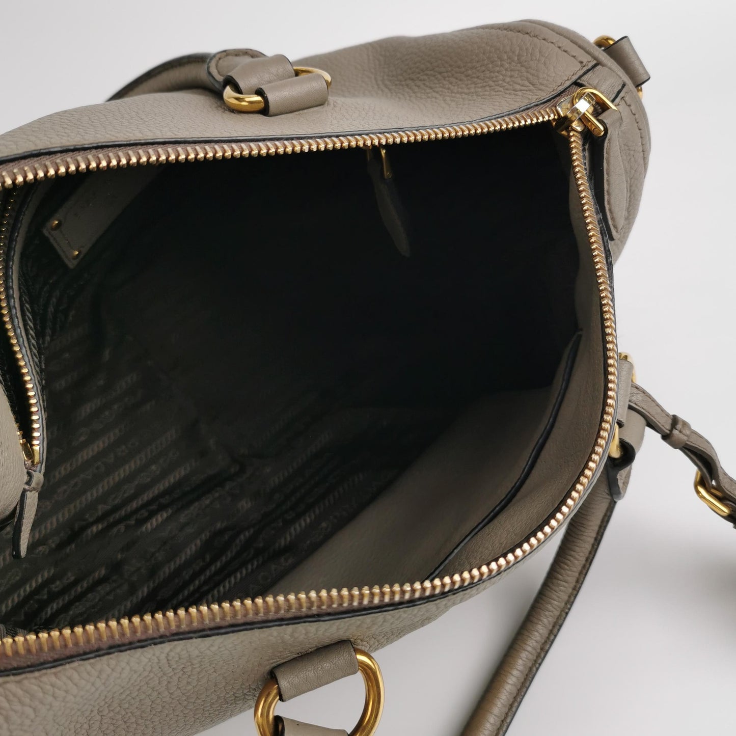 Prada - Vitello Daino Top Handle Bag - Pebbled cowhide leather - Grey - (Large)