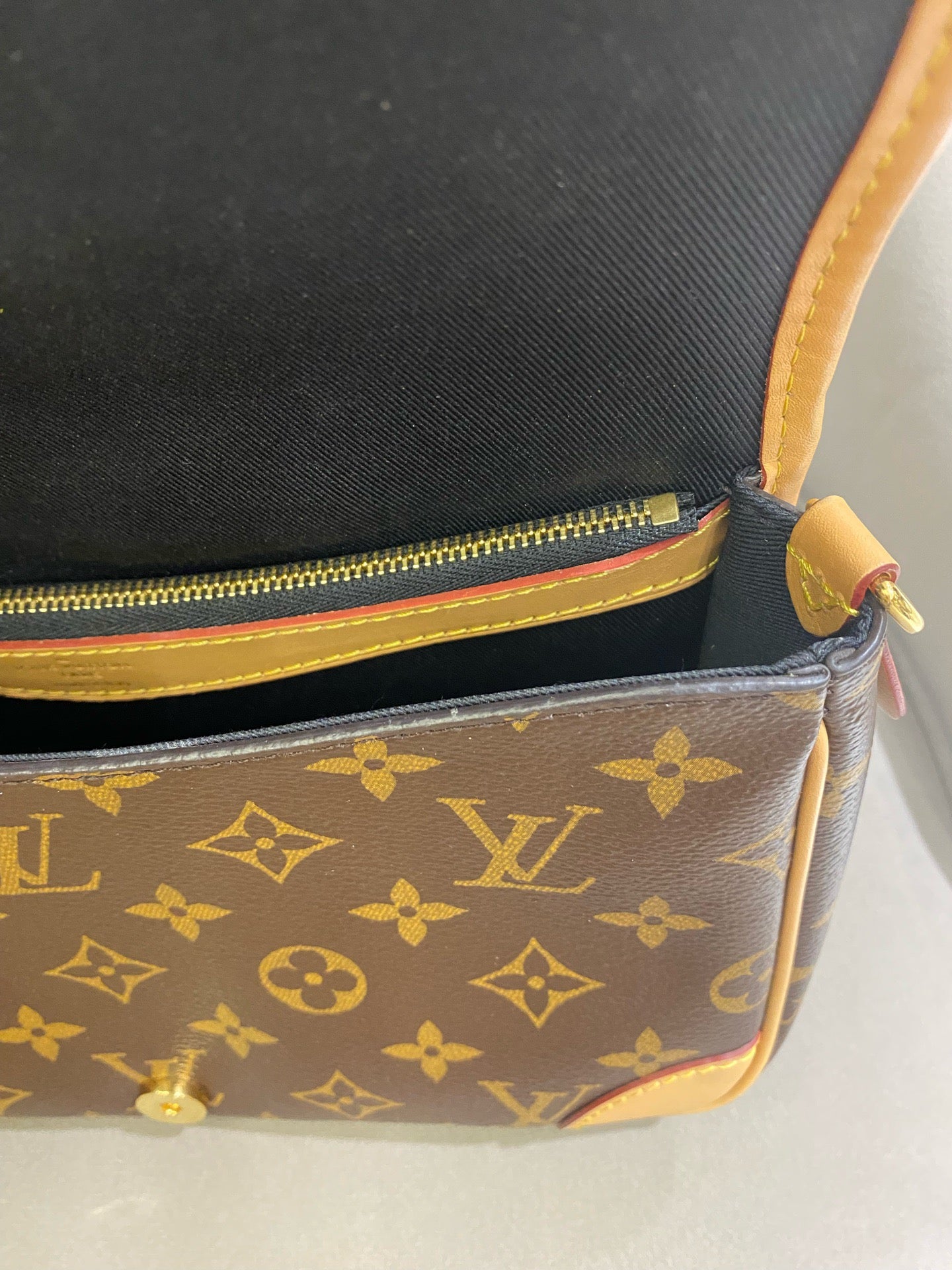 Louis Vuitton - Diane - Monogram coated canvas and Vachetta leather trim - Brown - (Small)