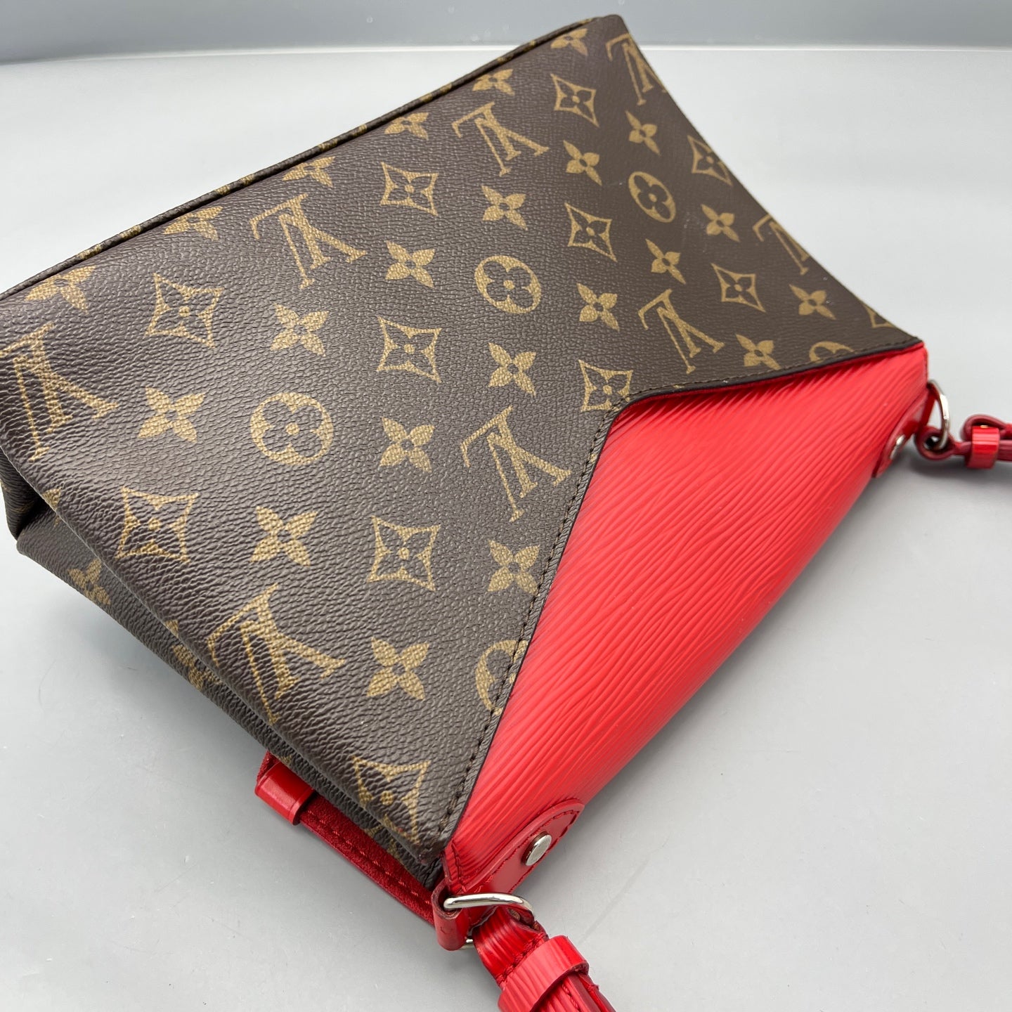 Louis Vuitton - Monogram Canvas and Epi Leather Envelope Messenger Bag - Monogram coated canvas, Epi leather, Microfiber lining - Red - (small)