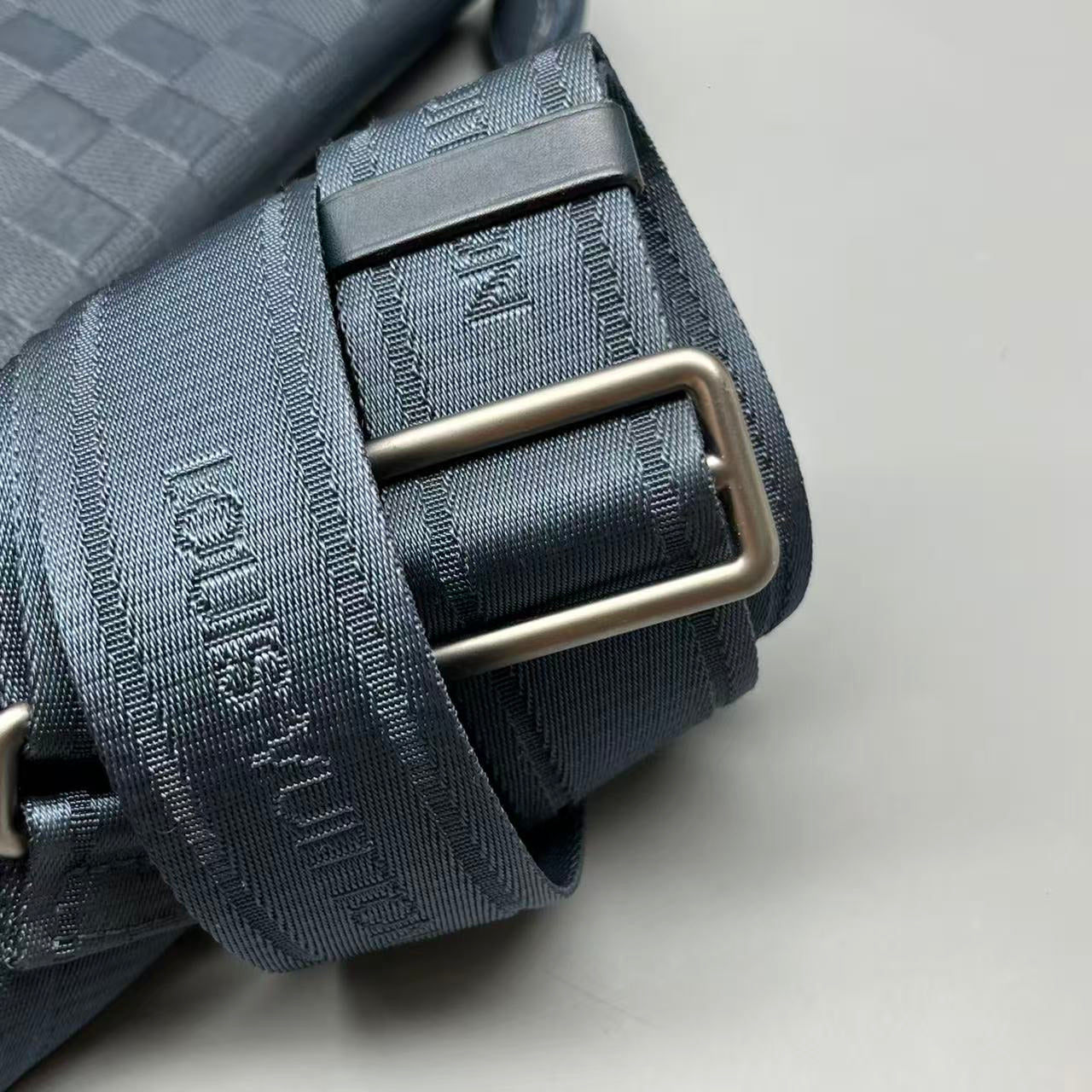 Louis Vuitton - District PM Messenger Bag - Leather - Blue - (medium)