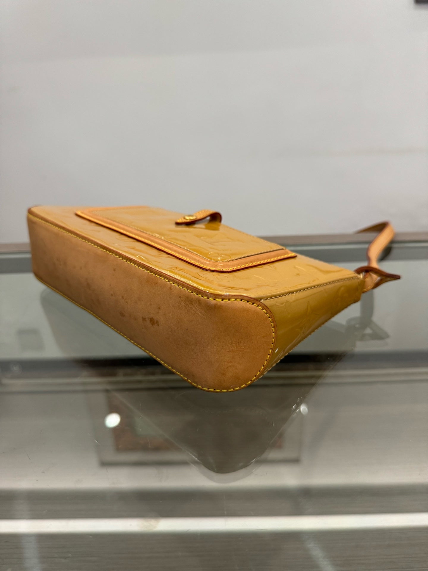 Louis Vuitton - Pochette Accessoires - Patent leather - Golden Yellow with natural Vachetta leather trim - (small)