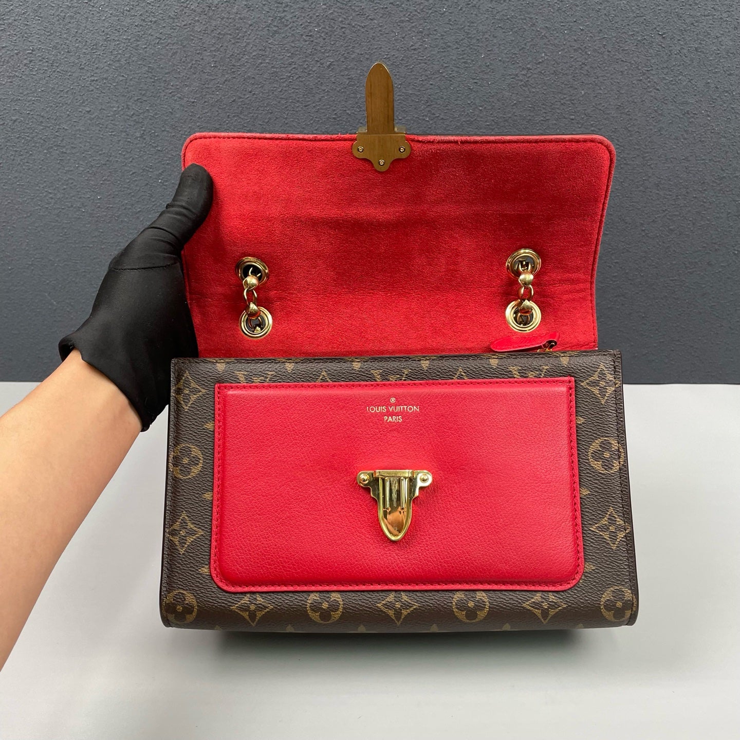 Louis Vuitton - Victoria Chain Bag - Monogram coated canvas with red grained leather trim - Brown with Red accents - (medium)