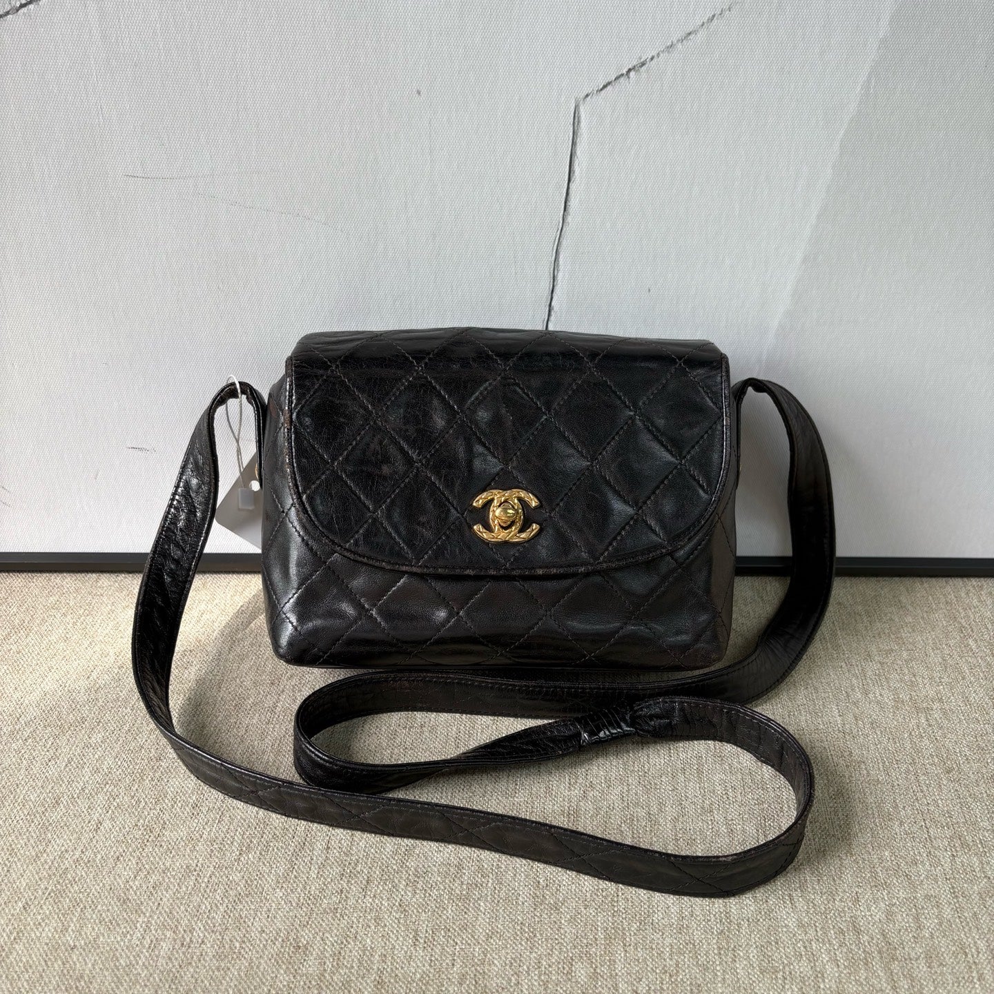 Chanel - Vintage Flap Messenger Bag - Lambskin leather - Black - (Medium)