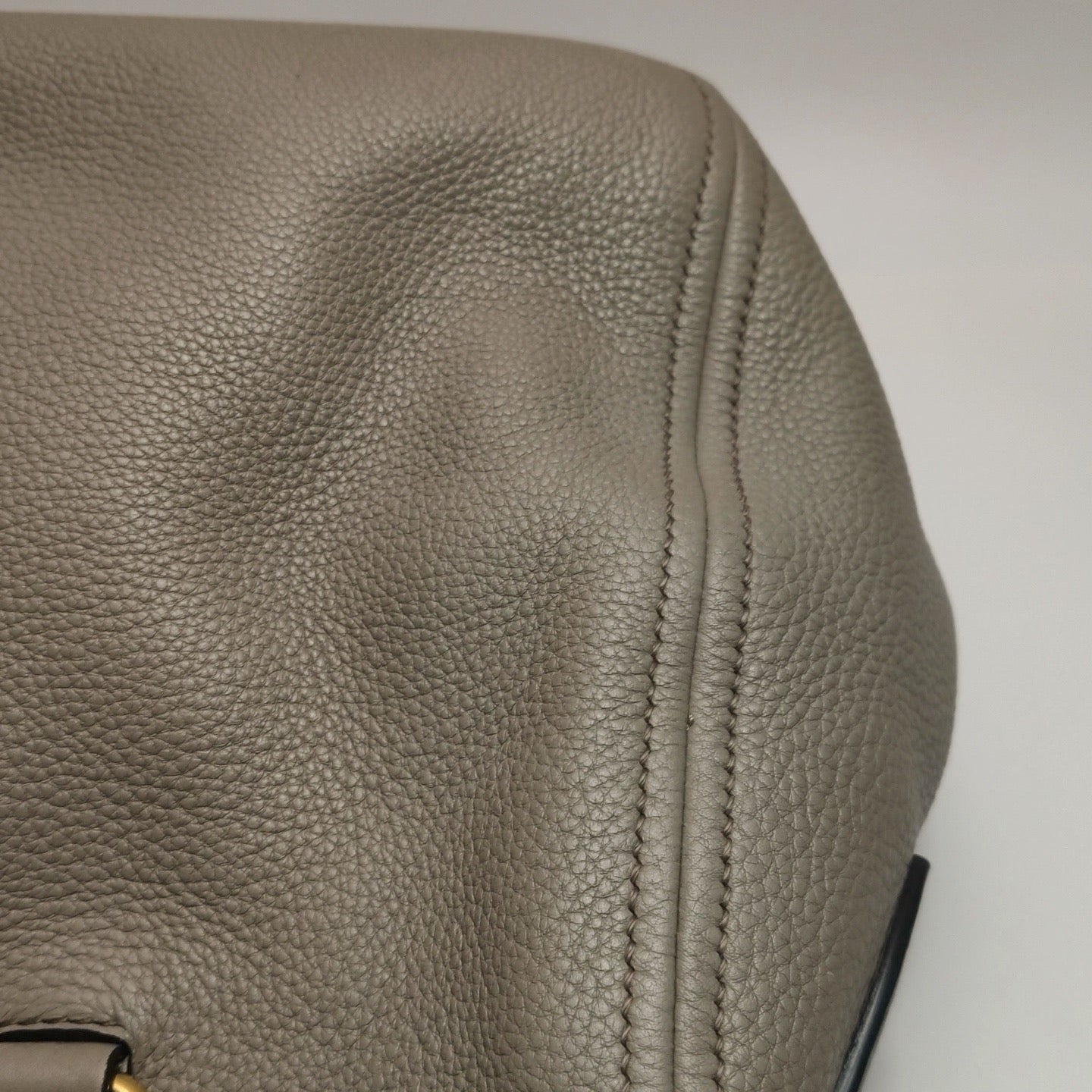 Prada - Vitello Daino Top Handle Bag - Pebbled cowhide leather - Grey - (Large)