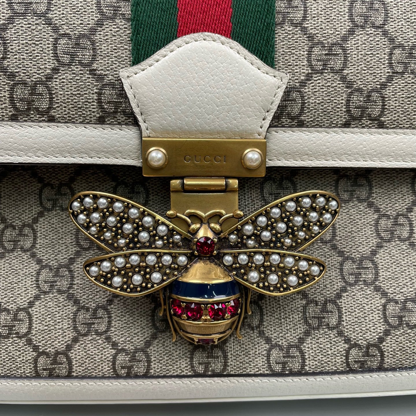Gucci - Queen Margaret Bee Messenger Bag - GG Supreme coated canvas with grained leather trim - Beige and White with Red/Green Web Stripe - (medium)