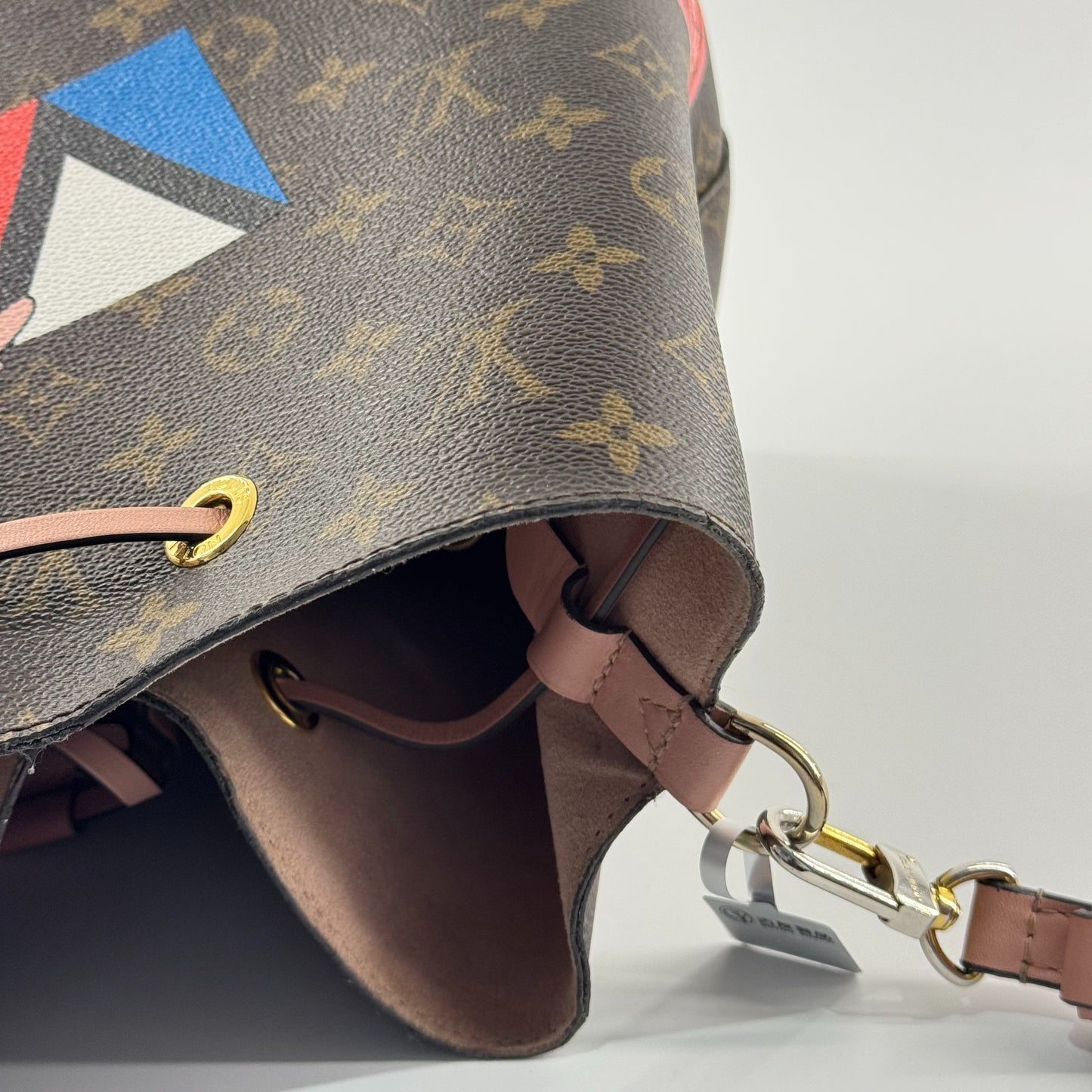 Louis Vuitton - NeoNoé World Tour/Patches - Monogram coated canvas with cowhide leather trim - Brown, Pink, Multicolour - (Medium)