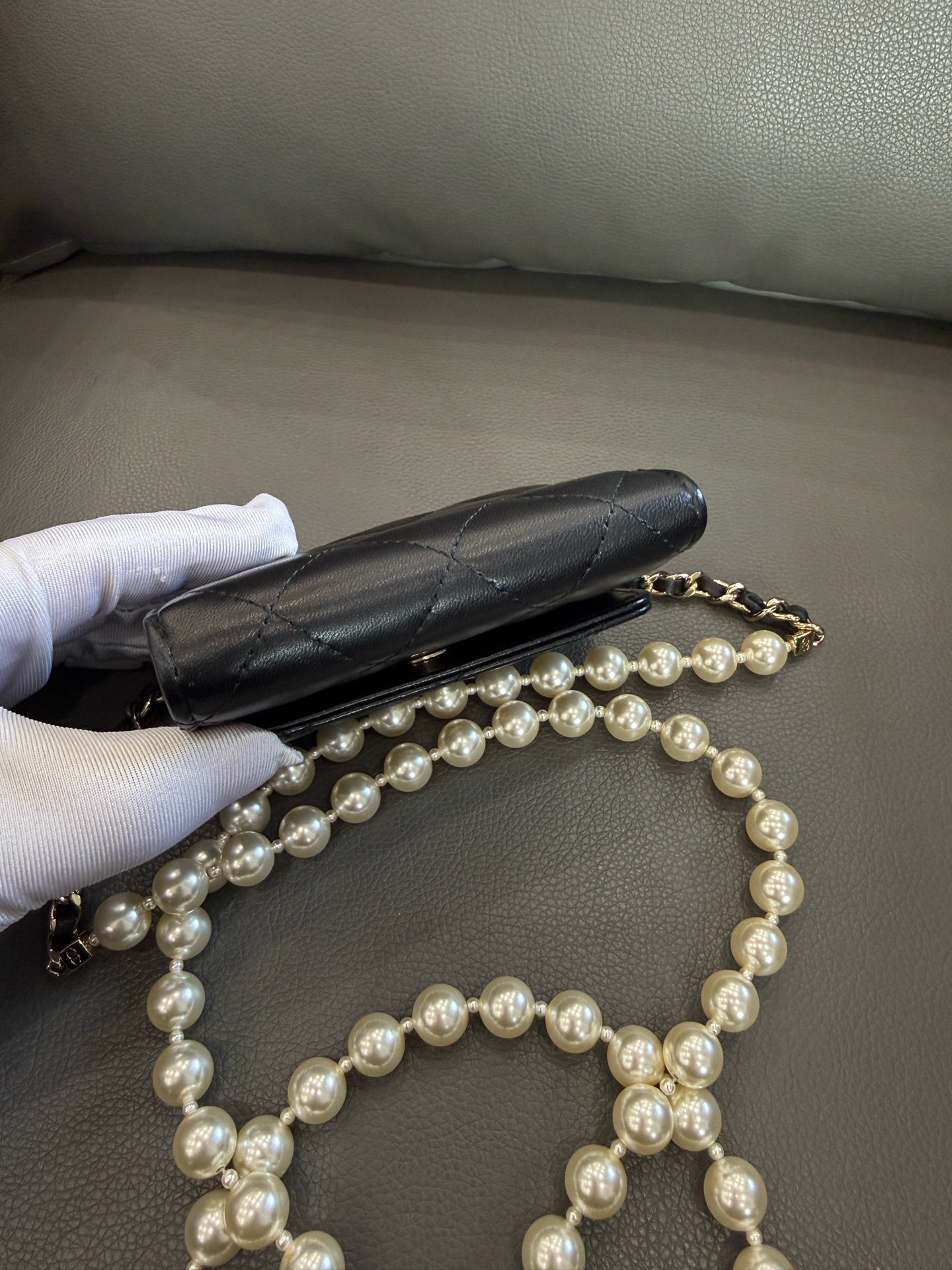 Chanel - 22P Pearl Chain Mini Clutch with Chain - Lambskin leather - Black - (mini)