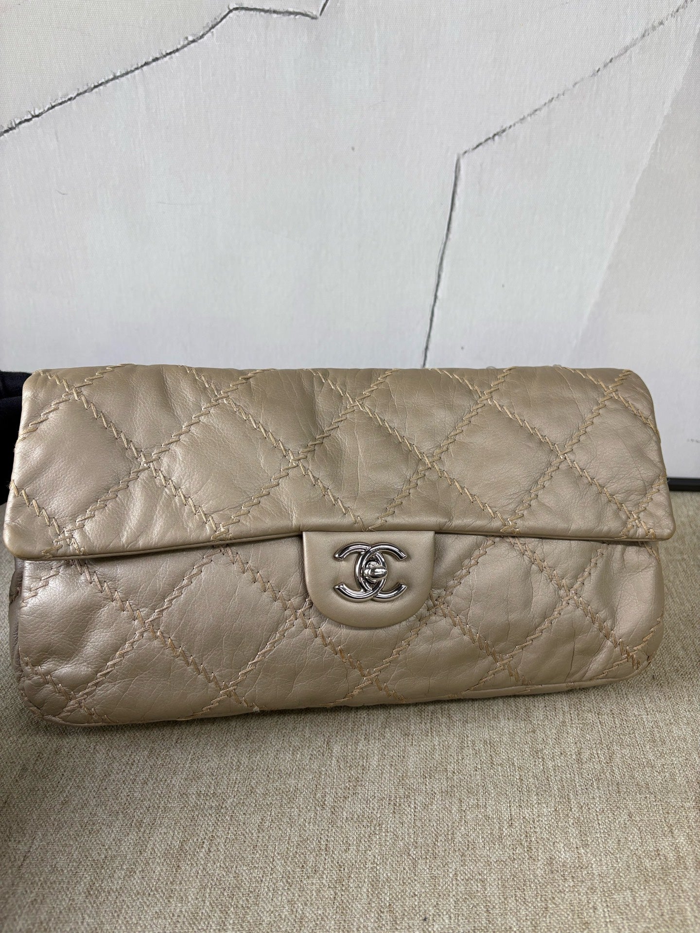 Chanel - Out-Stitched Classic Flap Shoulder Bag - Cowhide leather - Champagne - (Medium)