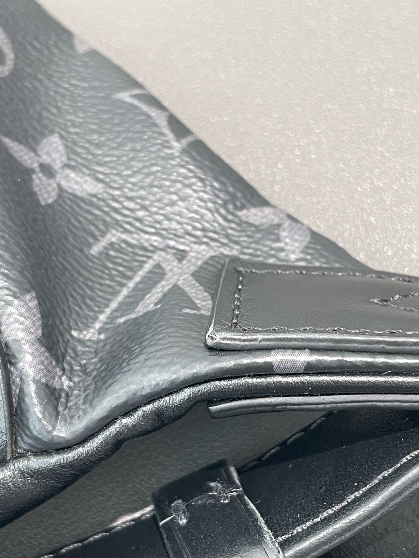 Louis Vuitton - Discovery Bum Bag - Monogram Eclipse coated canvas with leather trim - Black - (Medium)