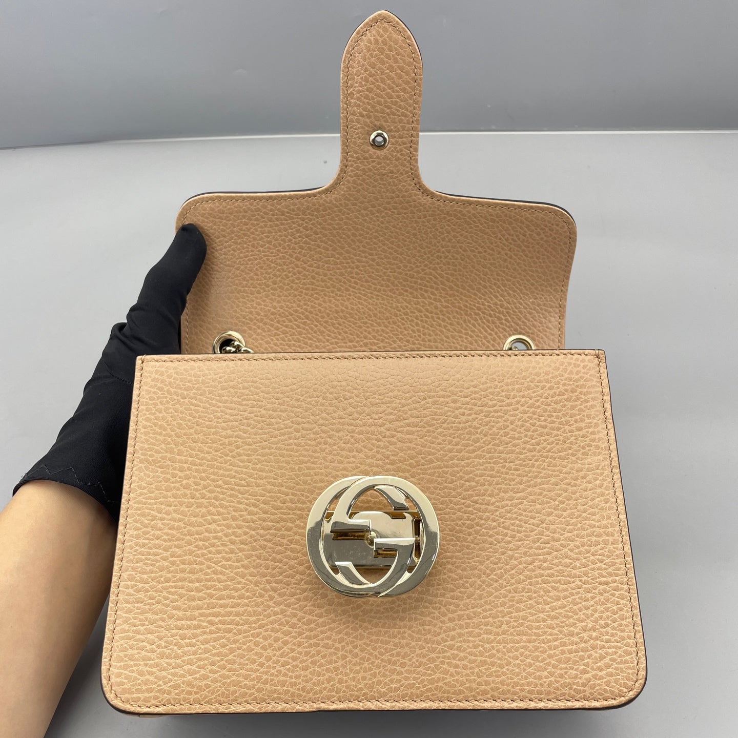 Gucci - Interlocking G Accordion Flap Bag (Outlet Model) - Grained leather - Beige - (small)