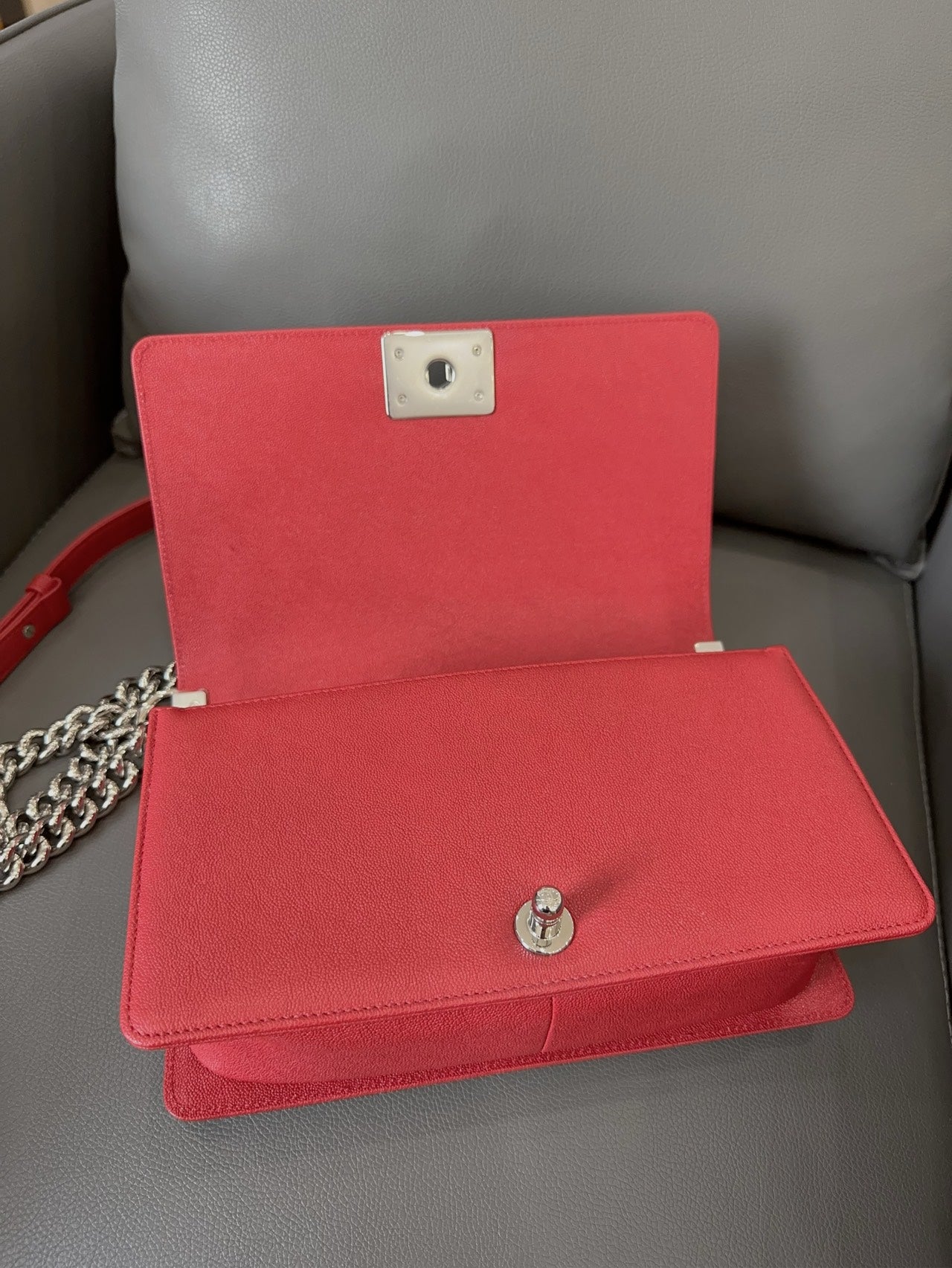 Chanel - Boy Bag - Grained calfskin leather - Red - (Medium)