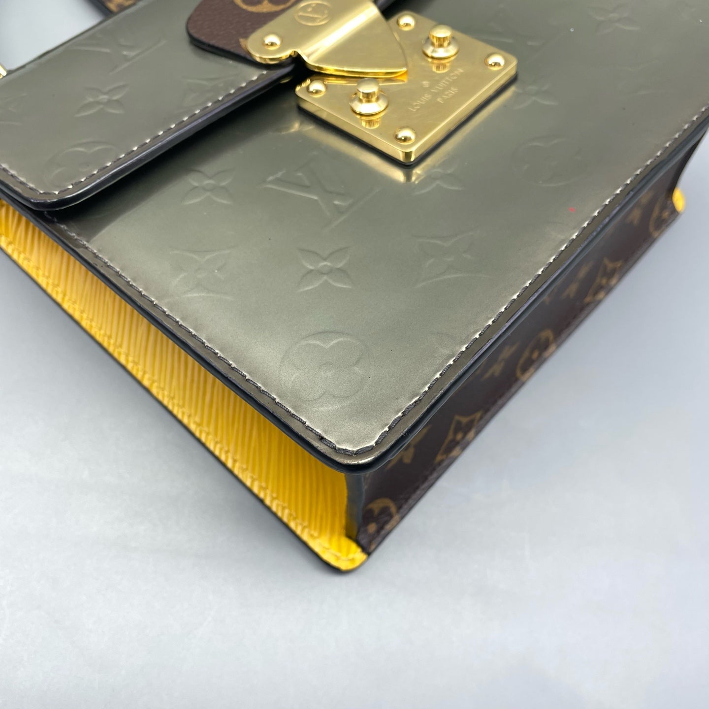 Louis Vuitton - Pochette Metis - Patent leather - Gold - (Small)
