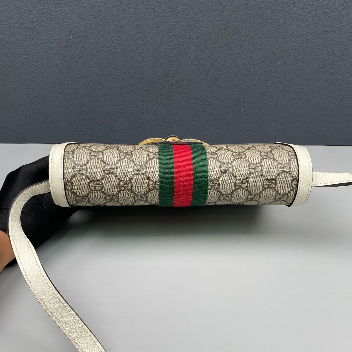 Gucci - Queen Margaret Bee Messenger Bag - GG Supreme coated canvas with grained leather trim - Beige and White with Red/Green Web Stripe - (medium)