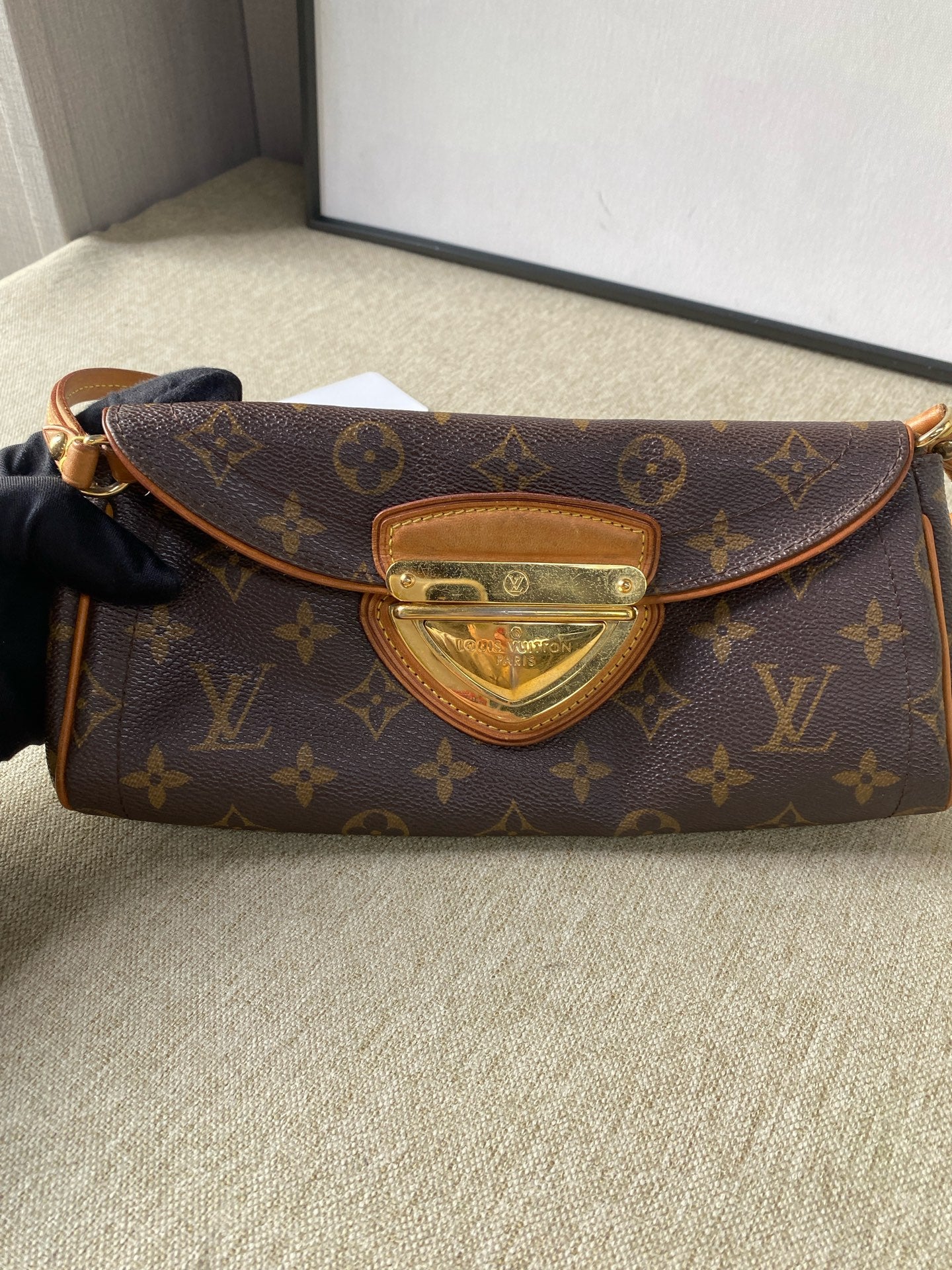 Louis Vuitton - Beverly Manhattan - Monogram coated canvas with Vachetta leather trim and gold-tone hardware - Brown - (Small)