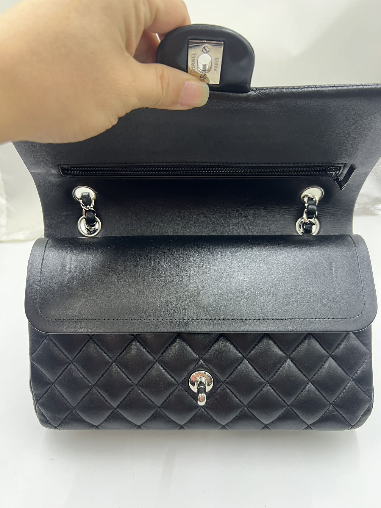 Chanel - Classic Flap - Lambskin leather - Black - (Medium)