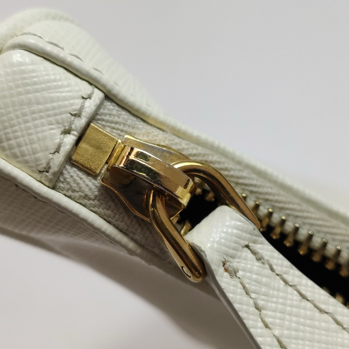 Prada - Re-Edition 2005 Saffiano Shoulder Bag - Saffiano leather - White - (mini)