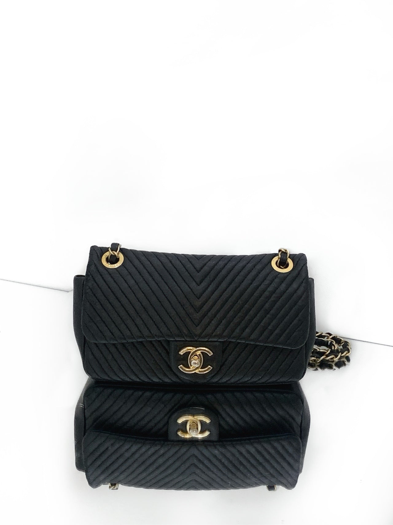 Chanel - CF Small V-Stitch Flap Bag - Leather - Black - (small)