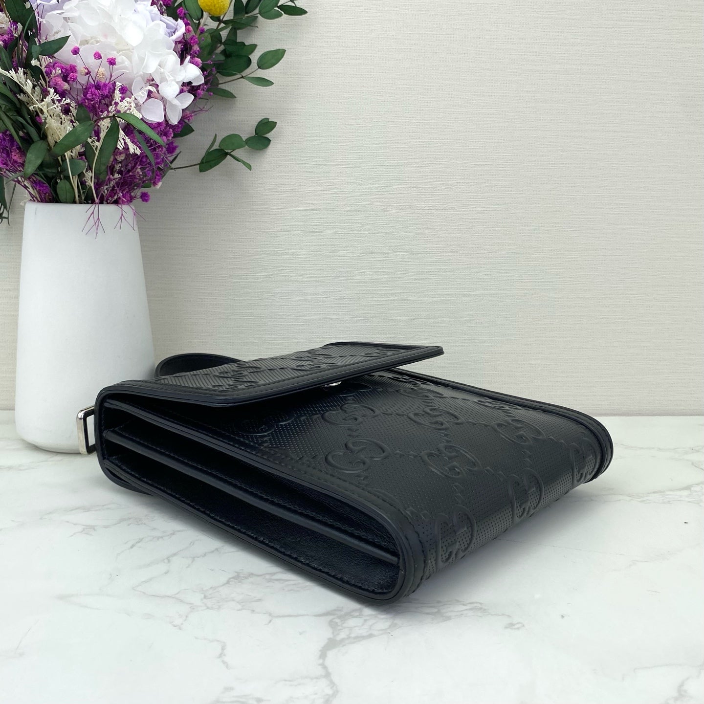 Gucci - GG Embossed Messenger Bag - Leather - Black - (medium)