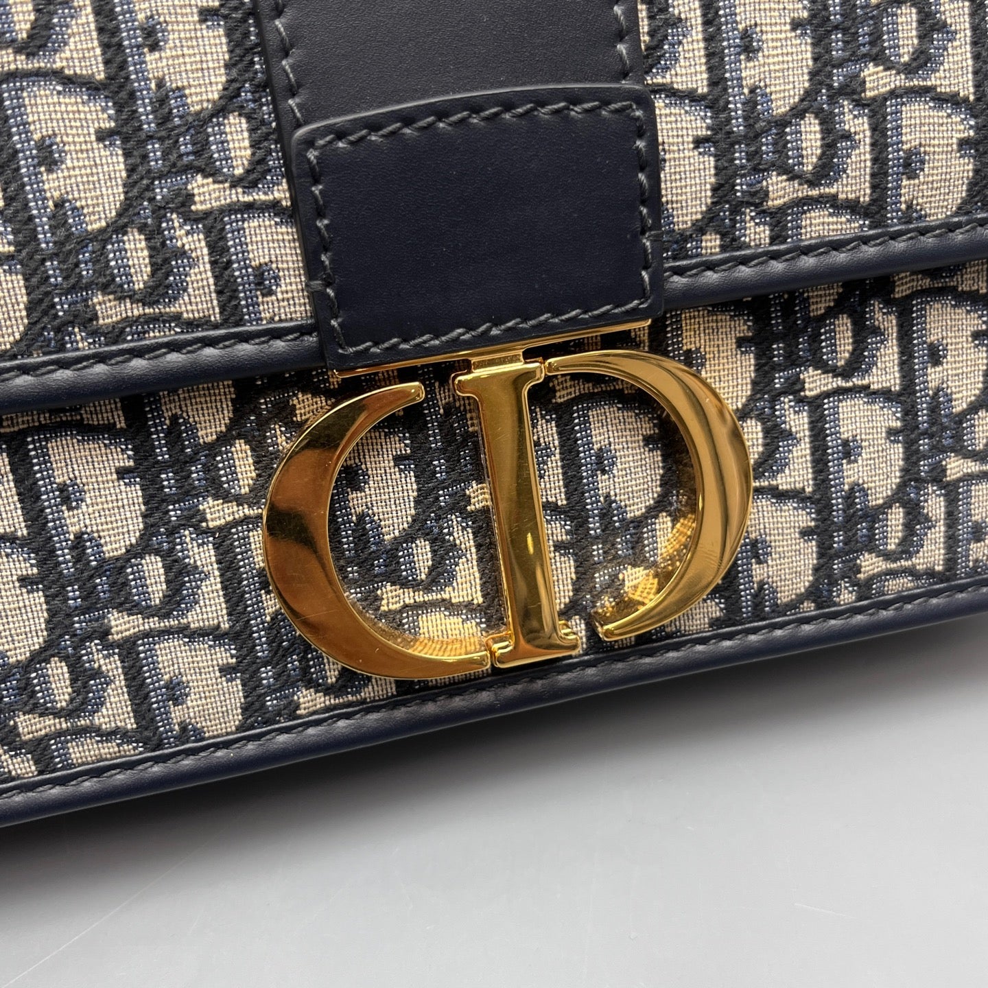 Dior - Montaigne Chain Bag - Dior Oblique jacquard canvas with calfskin leather trim - Multicolour (Beige, Dark Blue) with gold-tone hardware - (Medium)