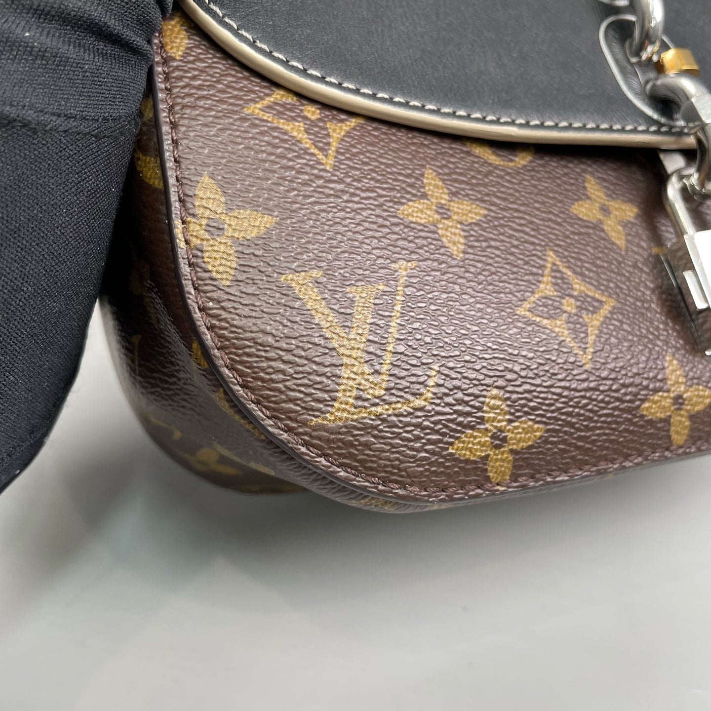 Louis Vuitton - Chain It Messenger PM - Monogram coated canvas and black smooth leather - Multicolour - (mini)