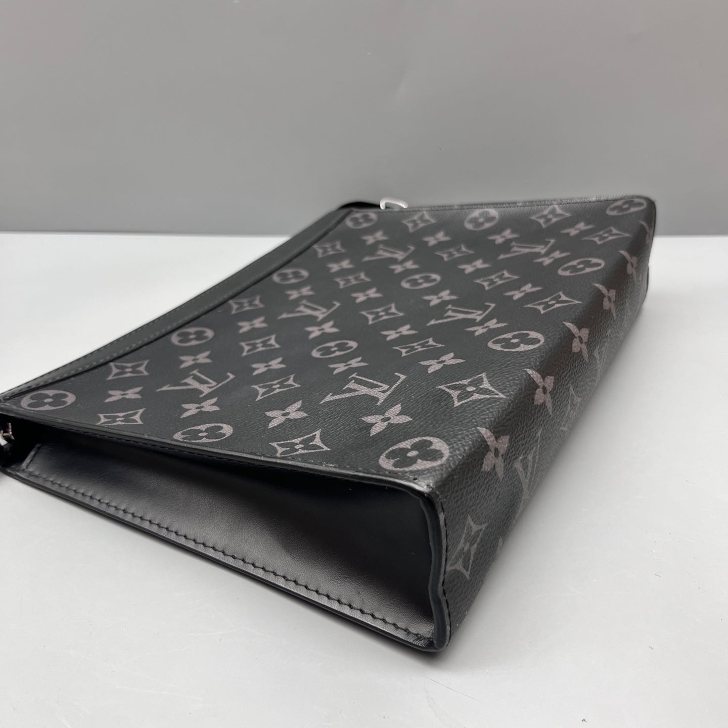 Louis Vuitton - Pochette Voyage MM - Monogram coated canvas with leather trim - Black - (Medium)