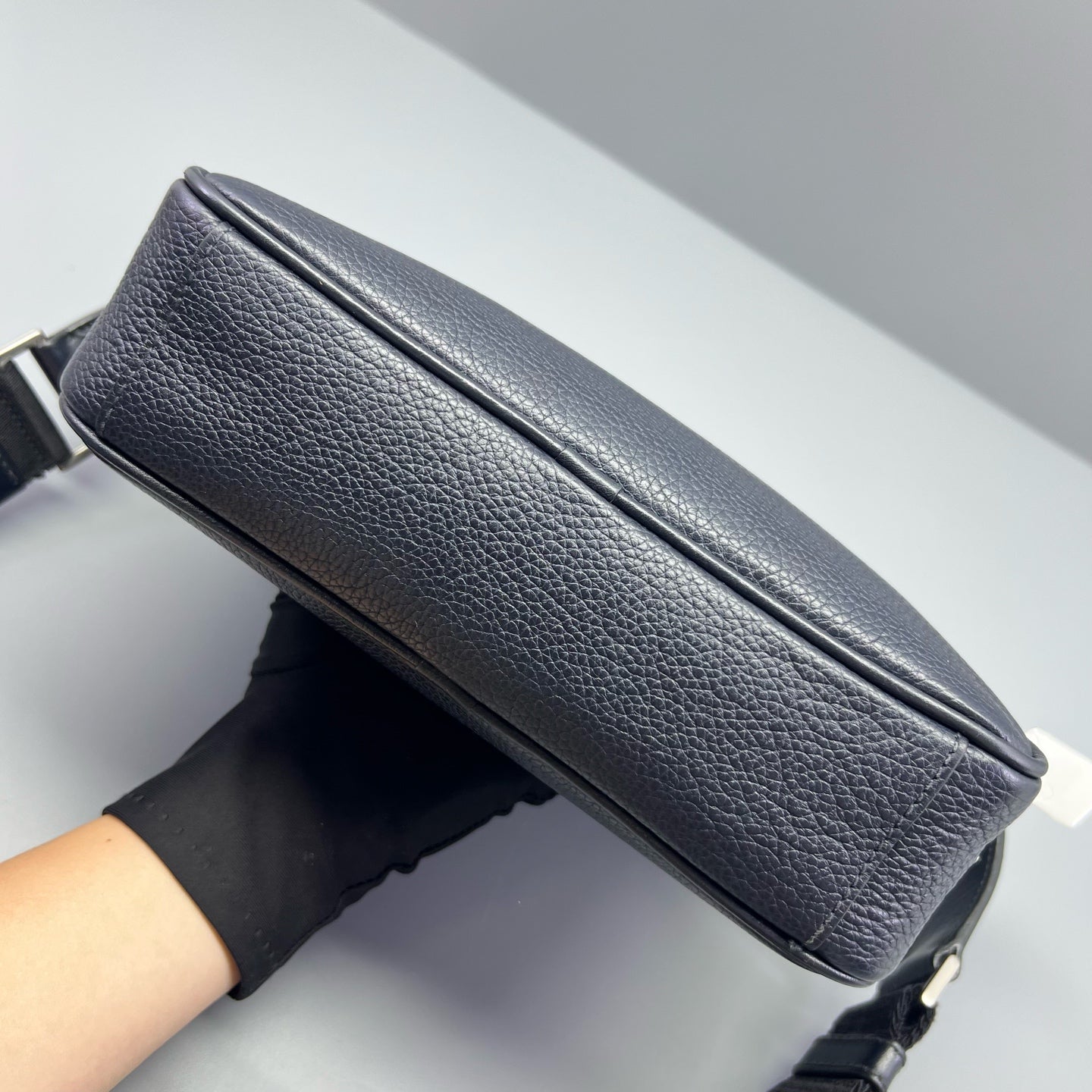 Prada - Crossbody Messenger Bag - Pebbled leather - Navy - (medium)
