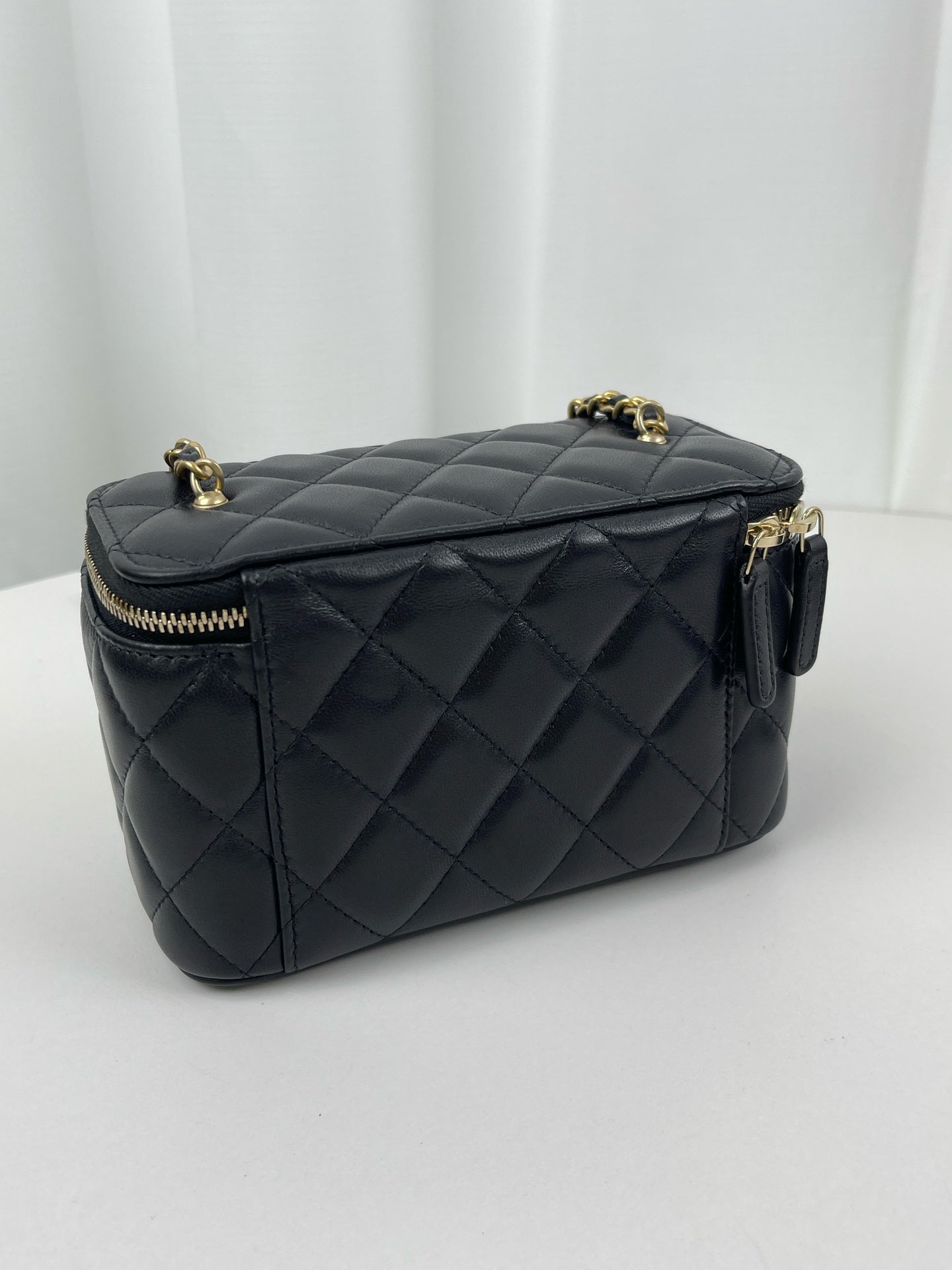 Chanel - Gold Ball Vanity Case - Lambskin leather - Black - (Mini)