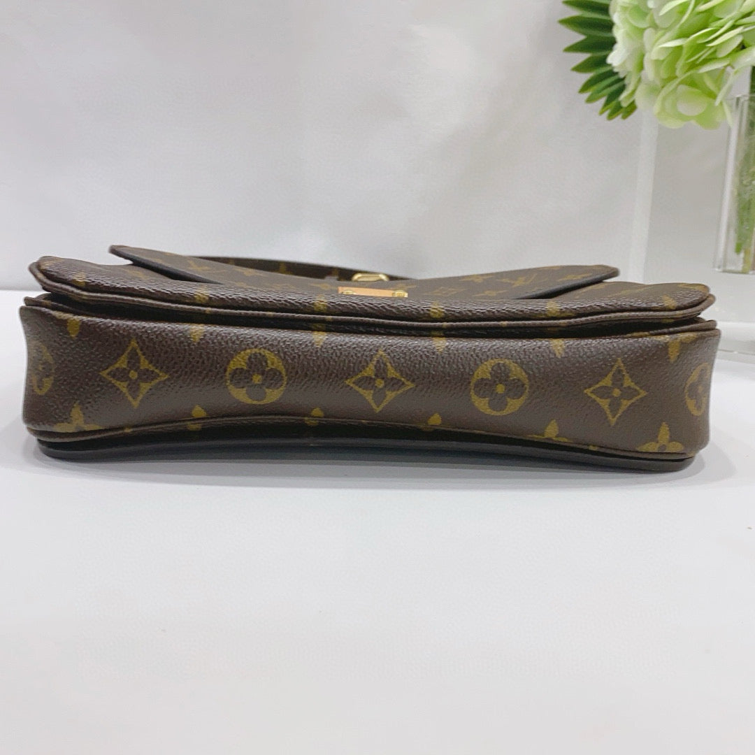 Louis Vuitton - Pochette Metis - Monogram coated canvas with natural cowhide leather trim - Brown - (medium)