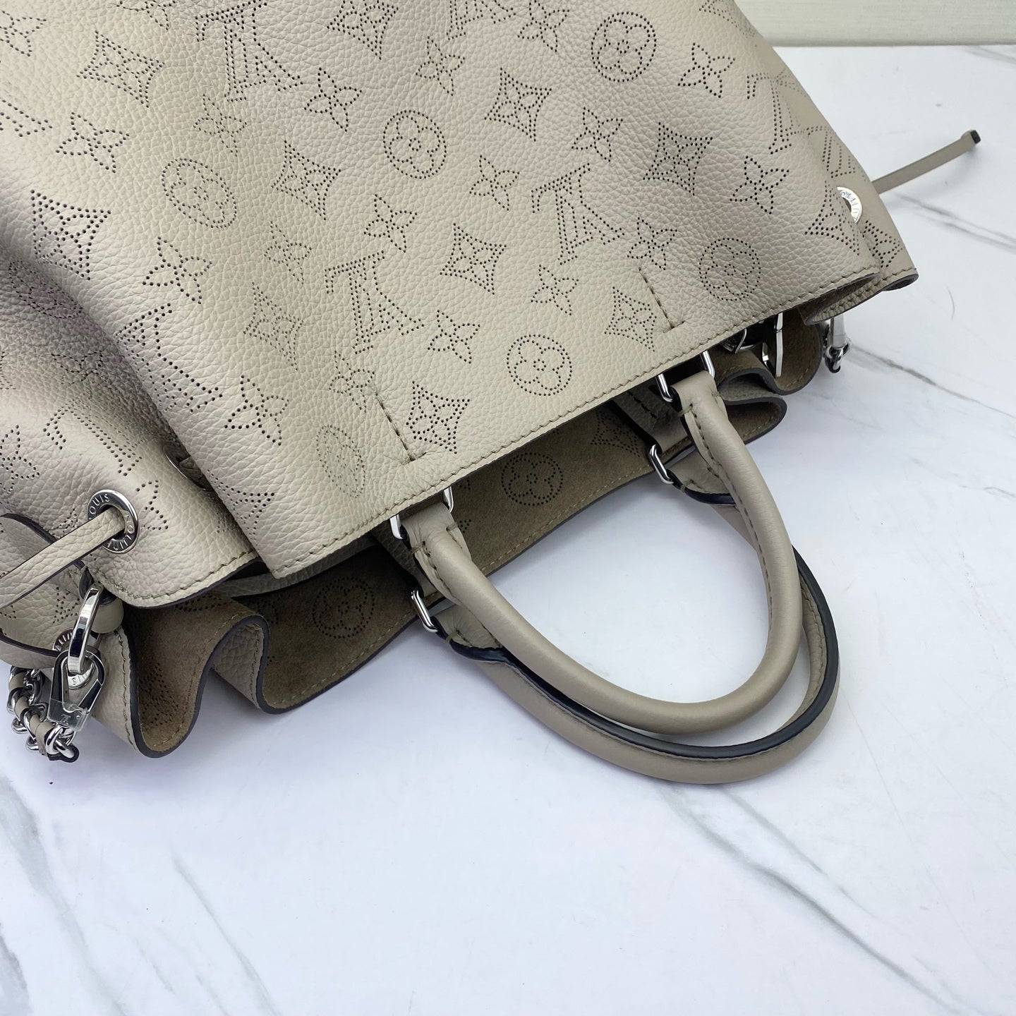 Louis Vuitton - Bella Tote - Grained cowhide leather - Elephant Grey - (Medium)